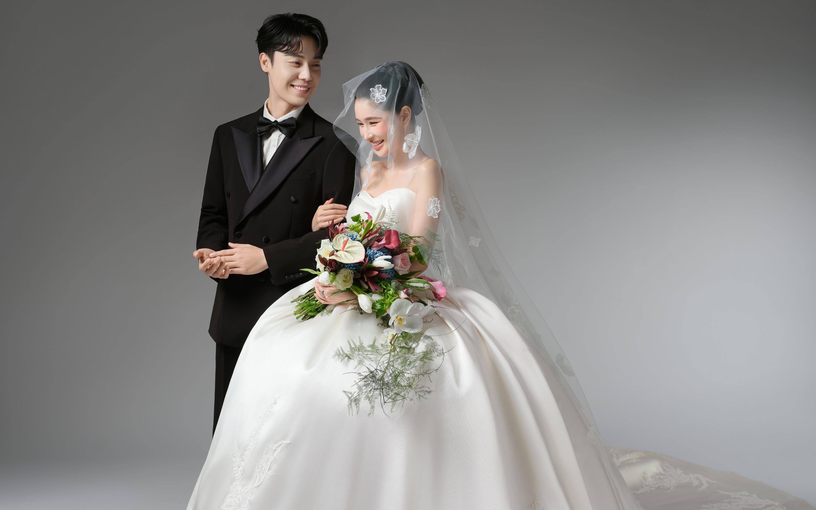 緞面質(zhì)感極簡(jiǎn)風(fēng)高定婚紗照