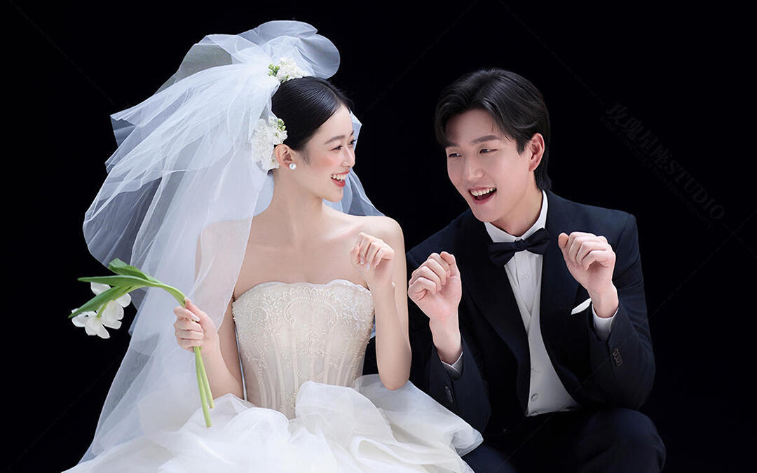 沒有花哨的背景 只有純粹的黑與白