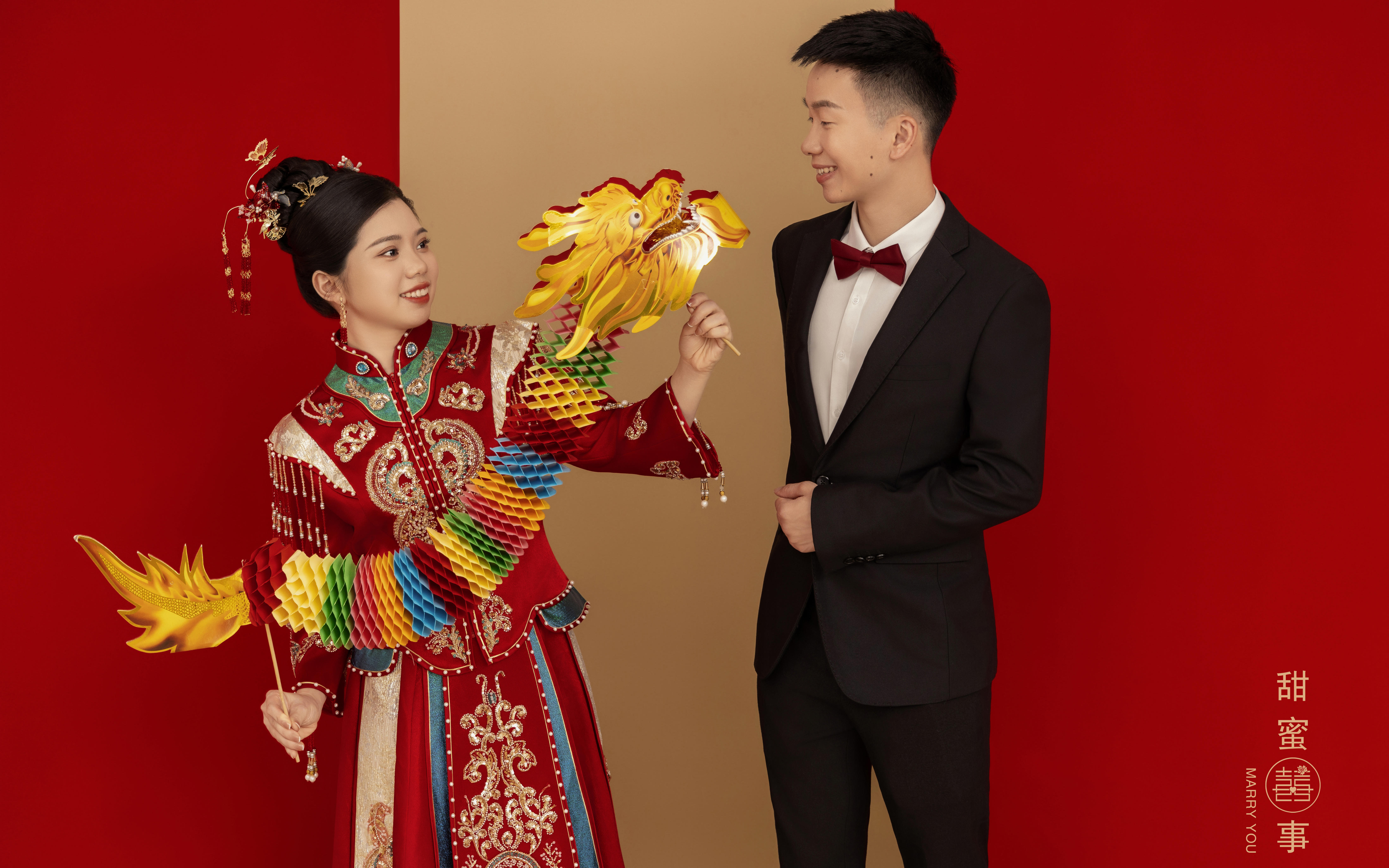 俏皮古典中式結(jié)婚照