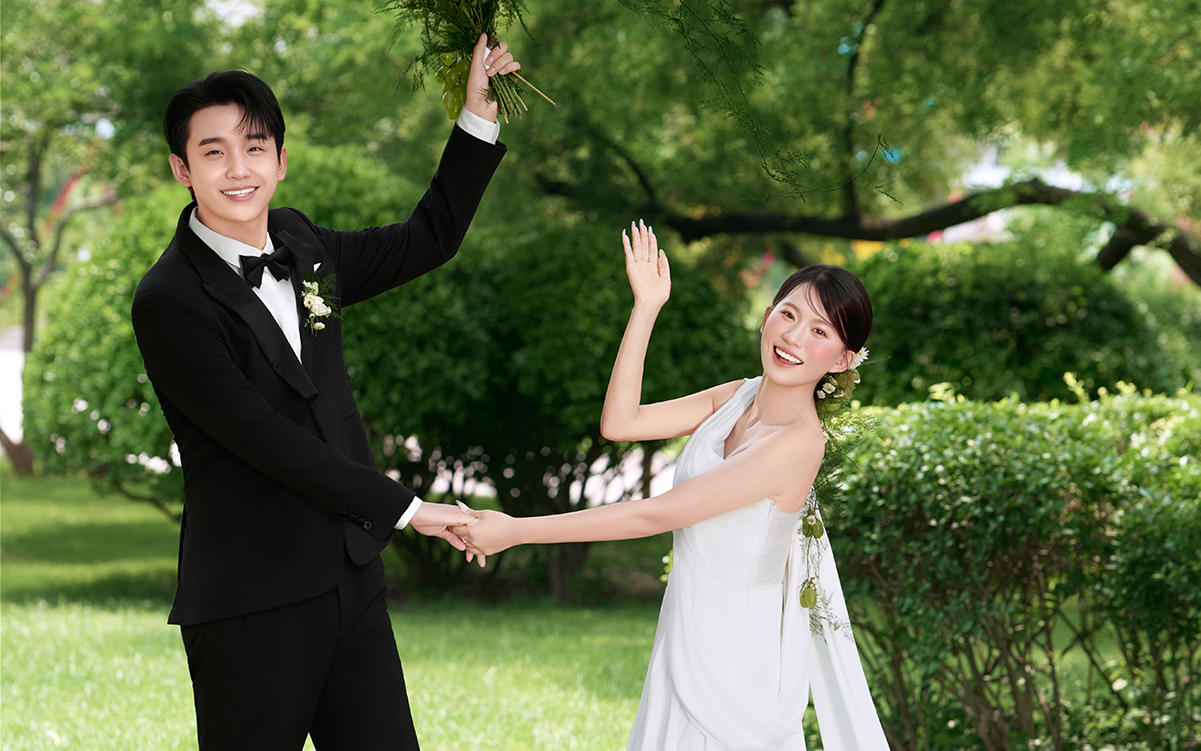 后悔沒(méi)早拍??草坪婚紗照的清新浪漫太絕