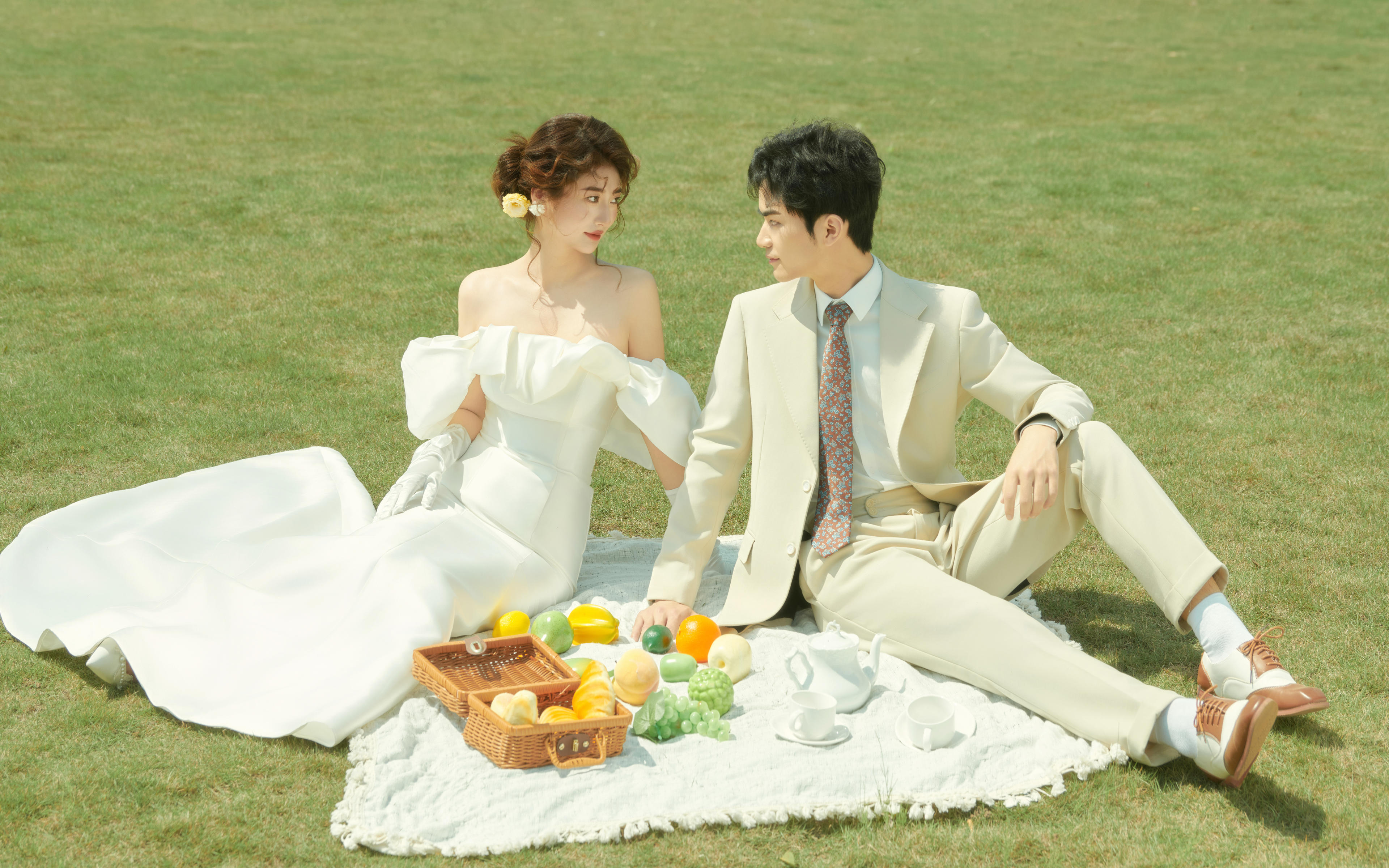 客片分享 —适合所有仙女拍的法式草坪婚纱照