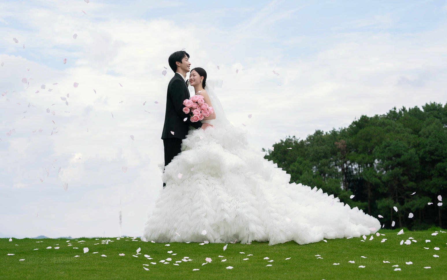 瞧瞧~是谁家的小仙女拍的草坪森系婚纱照呀~