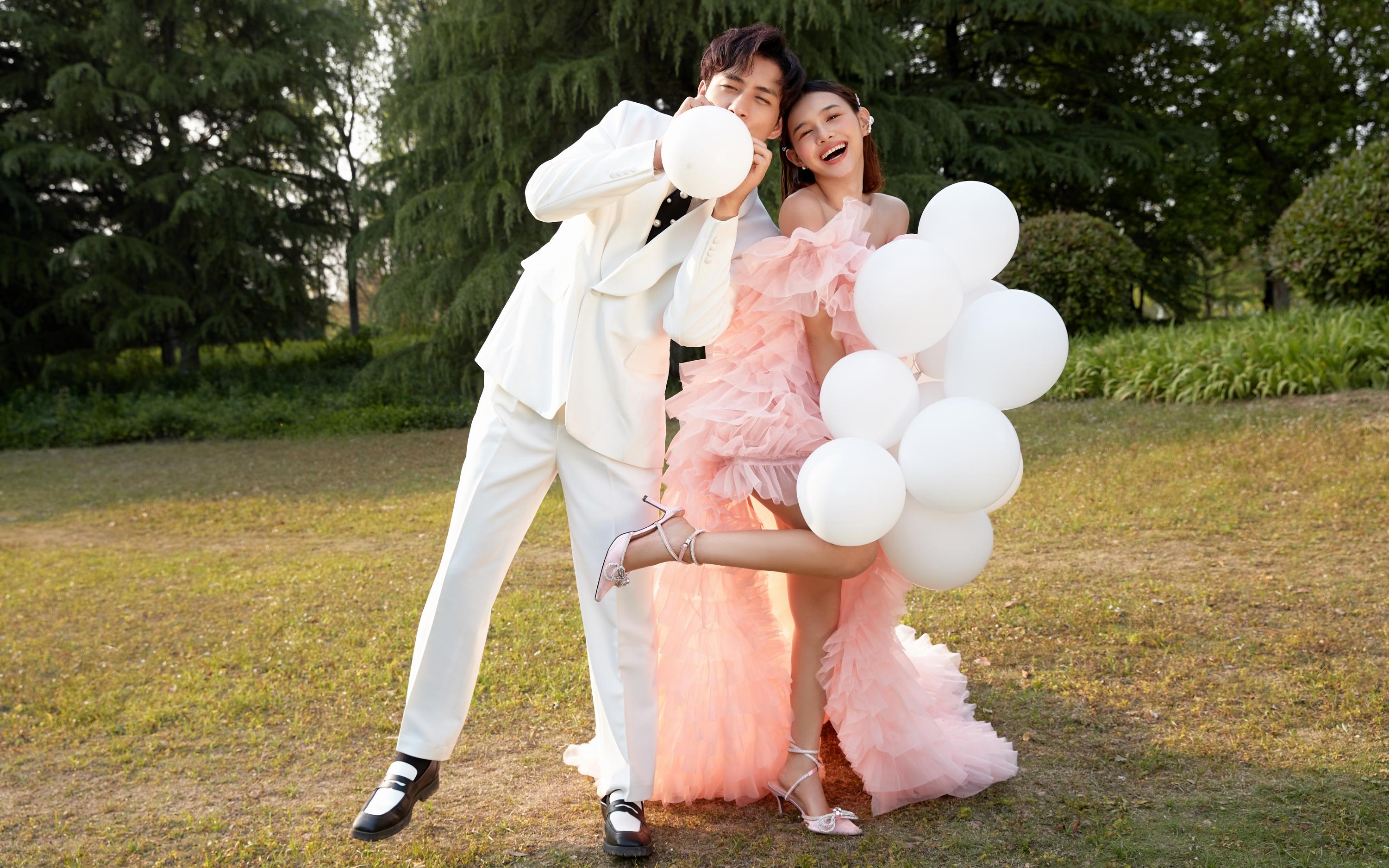 少女感爆棚的草坪婚纱照🌸