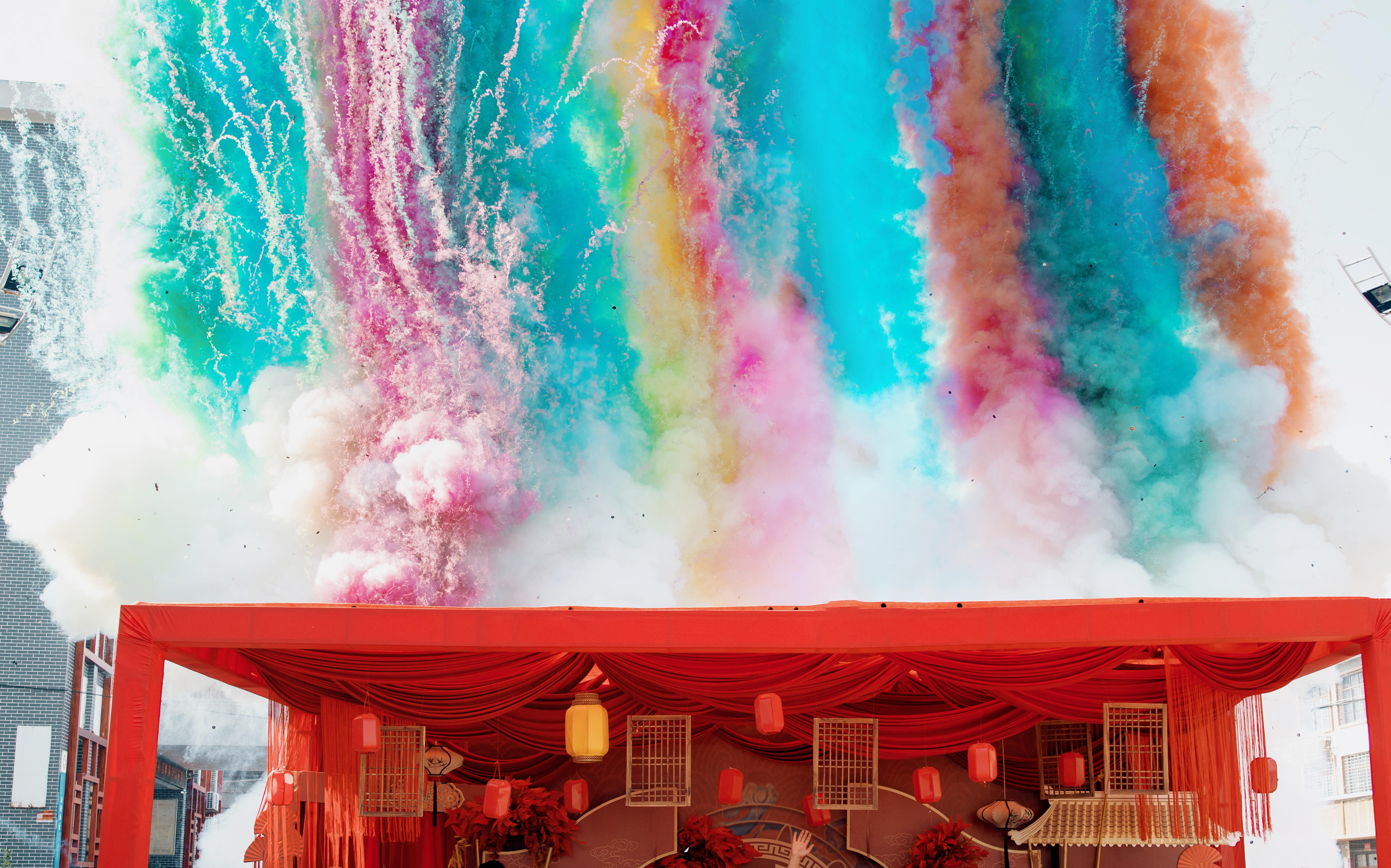 紅幔為幕，彩煙為序。 中式婚禮，一眼萬年