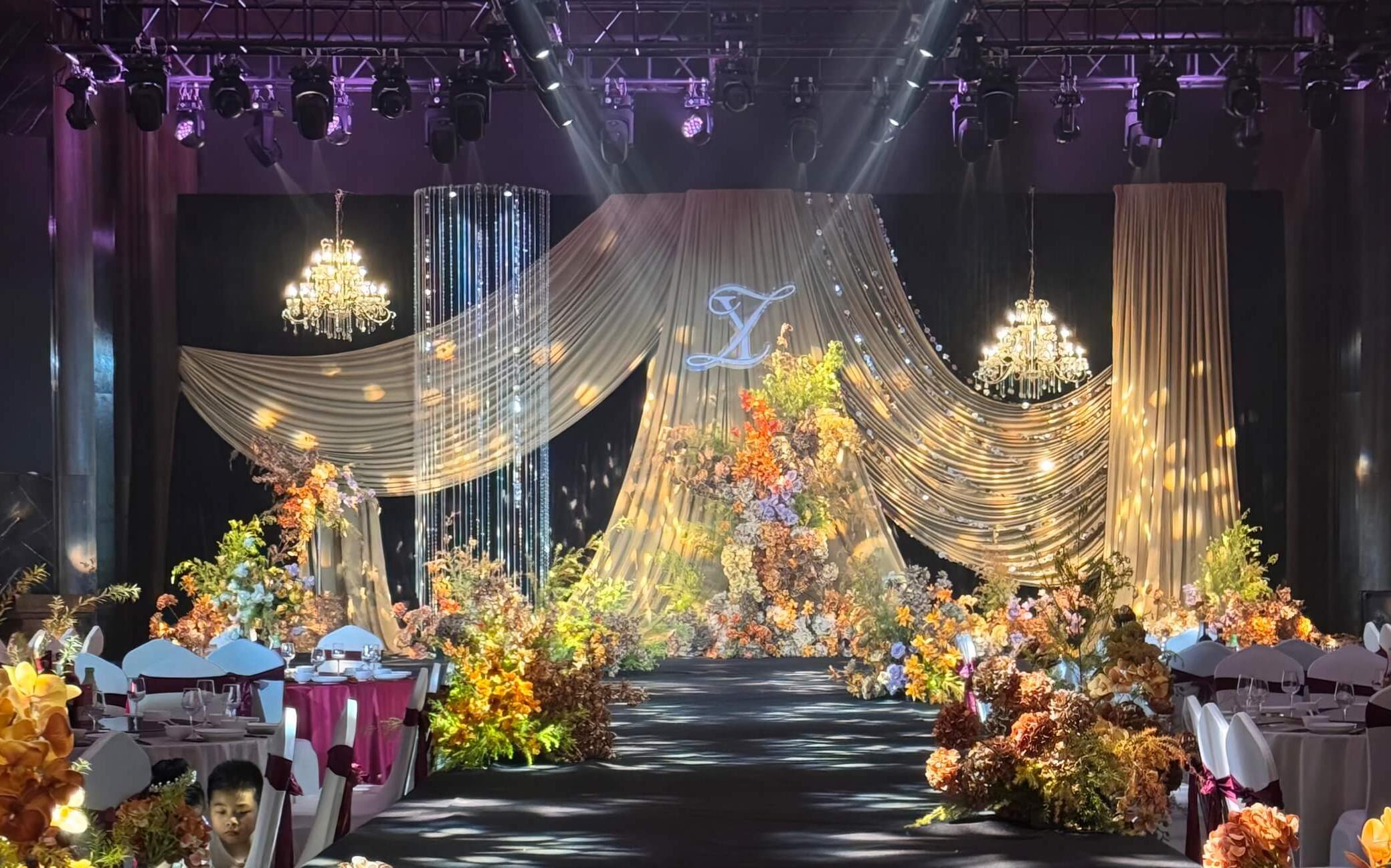 咖色光影鎏金布?；槎Y