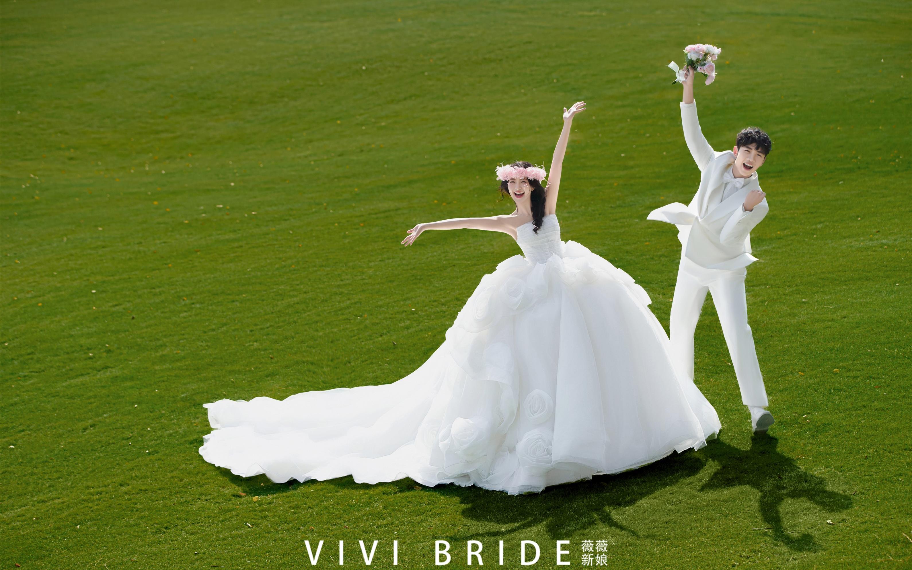 誰懂啊！這組草坪森系婚紗照真的美到犯規(guī)！????
