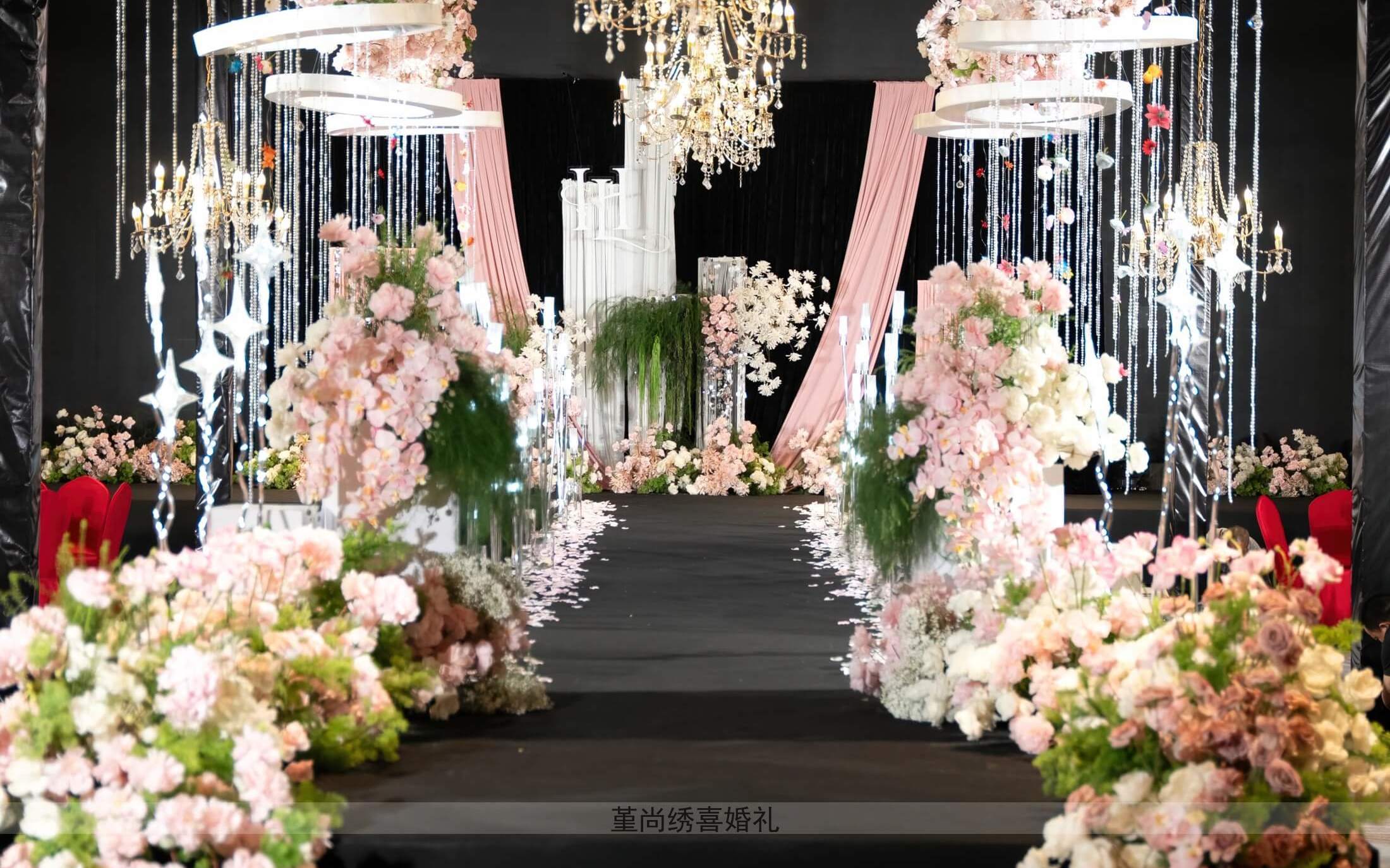 白粉色韩式布幔线帘婚礼