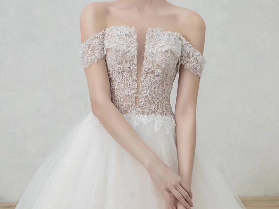 性价比推荐】9件租赁含主纱大拖+婚礼跟妆化妆师