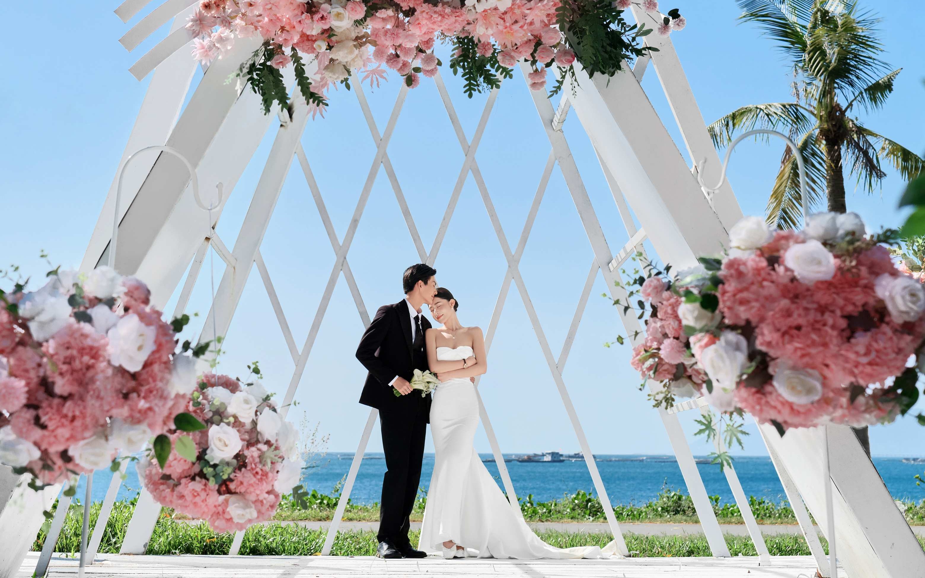 【法式印象】三亚旅拍｜海边白色三角教堂婚纱照