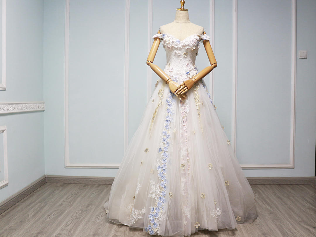 【婚纱出售】琦瑞诗手工花瓣5米拖尾婚纱