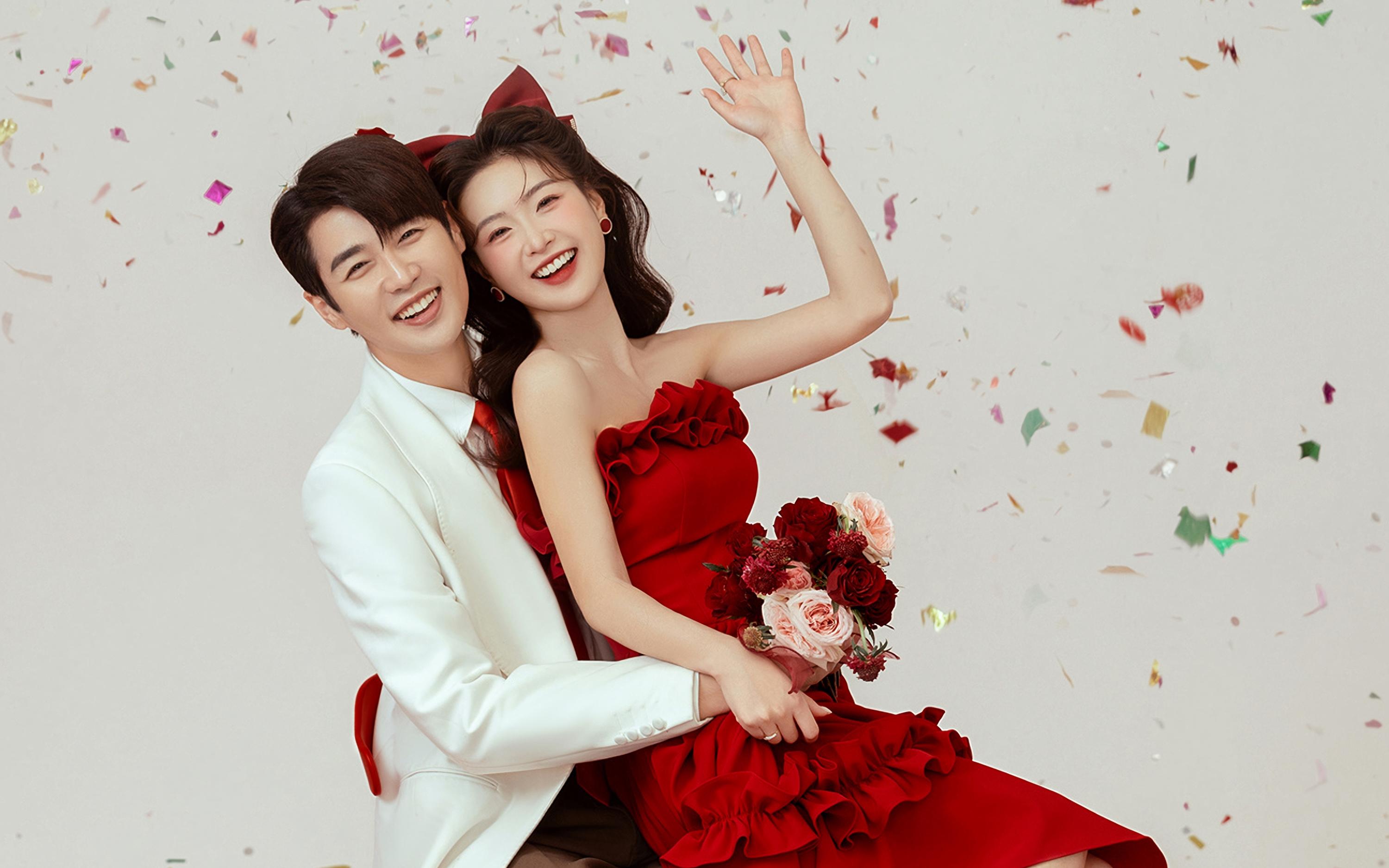 闭眼冲的年轻感喜嫁婚纱照