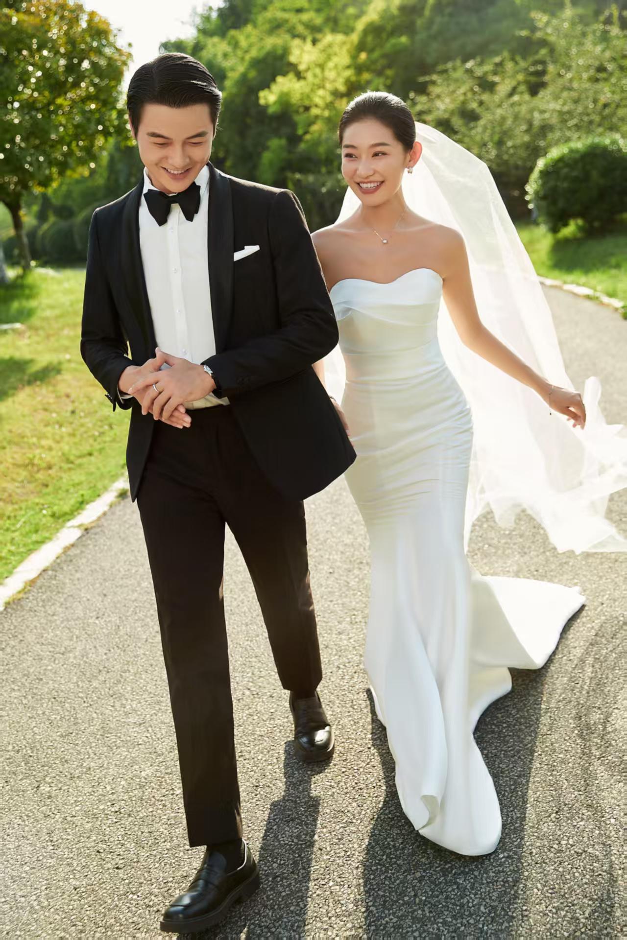 户外草坪简约街拍婚纱照