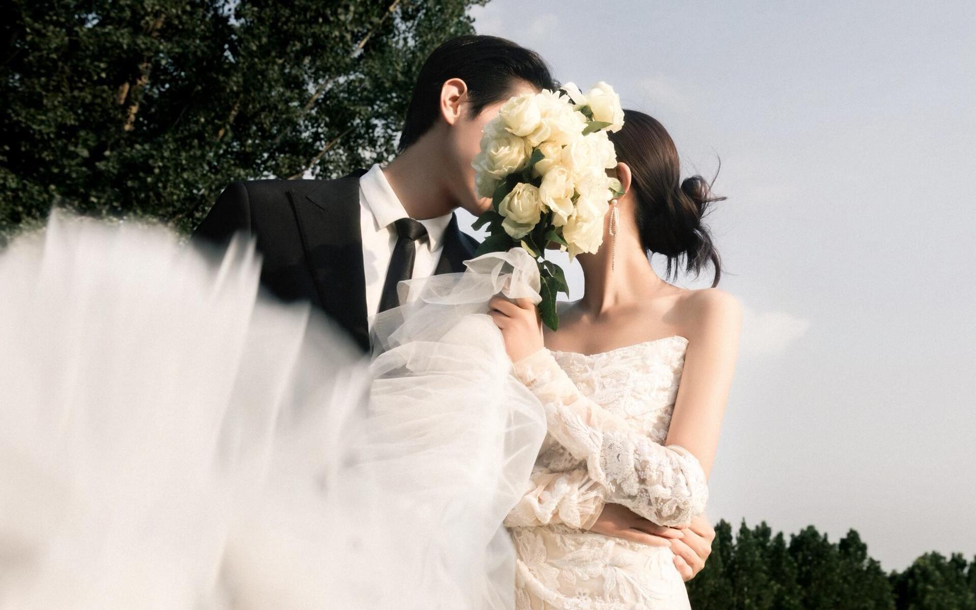 拒絕僵硬擺拍！這才是活人感草坪婚紗照