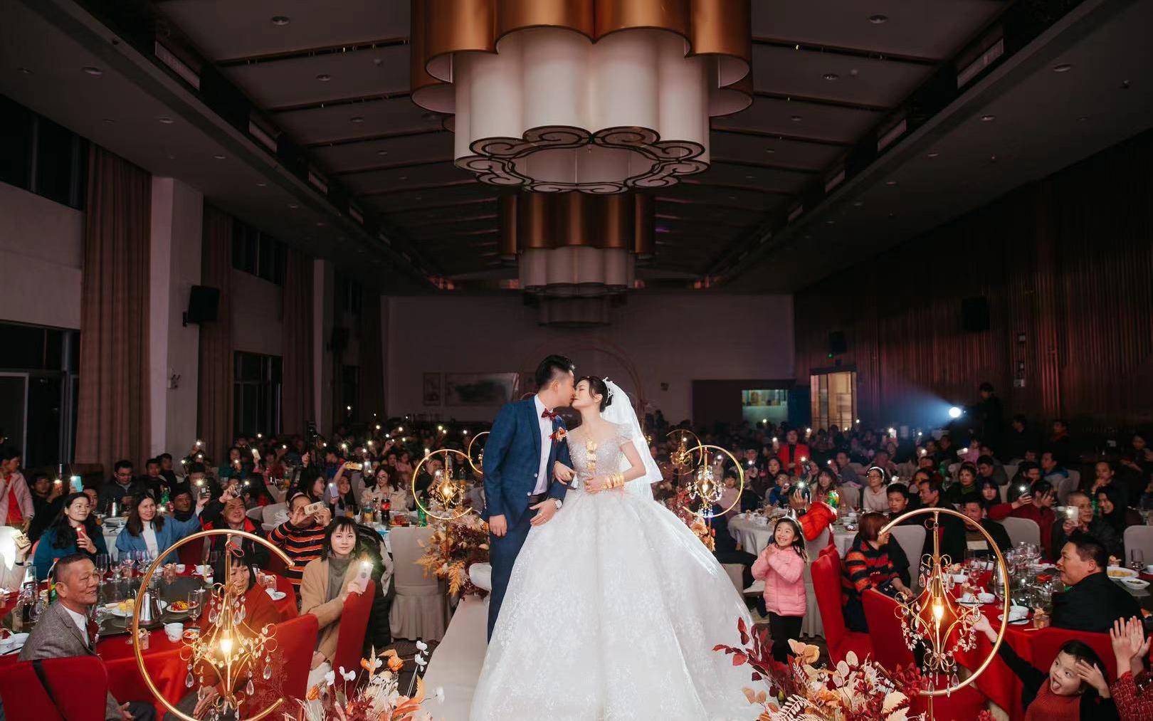 #华丽轻奢的暖橙色婚礼#