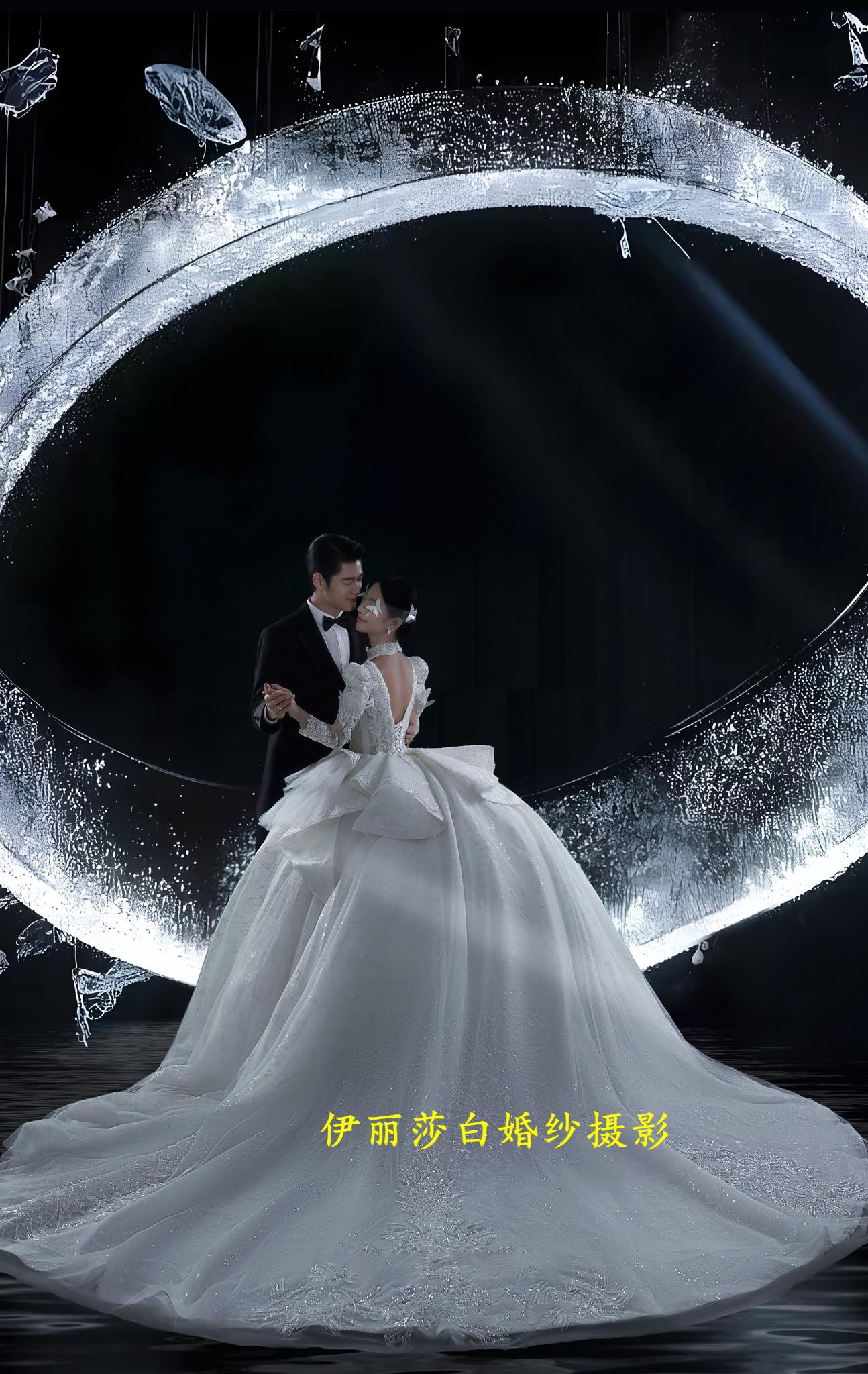 拍婚纱照3888套餐有跟妆+秀和+礼服 4699