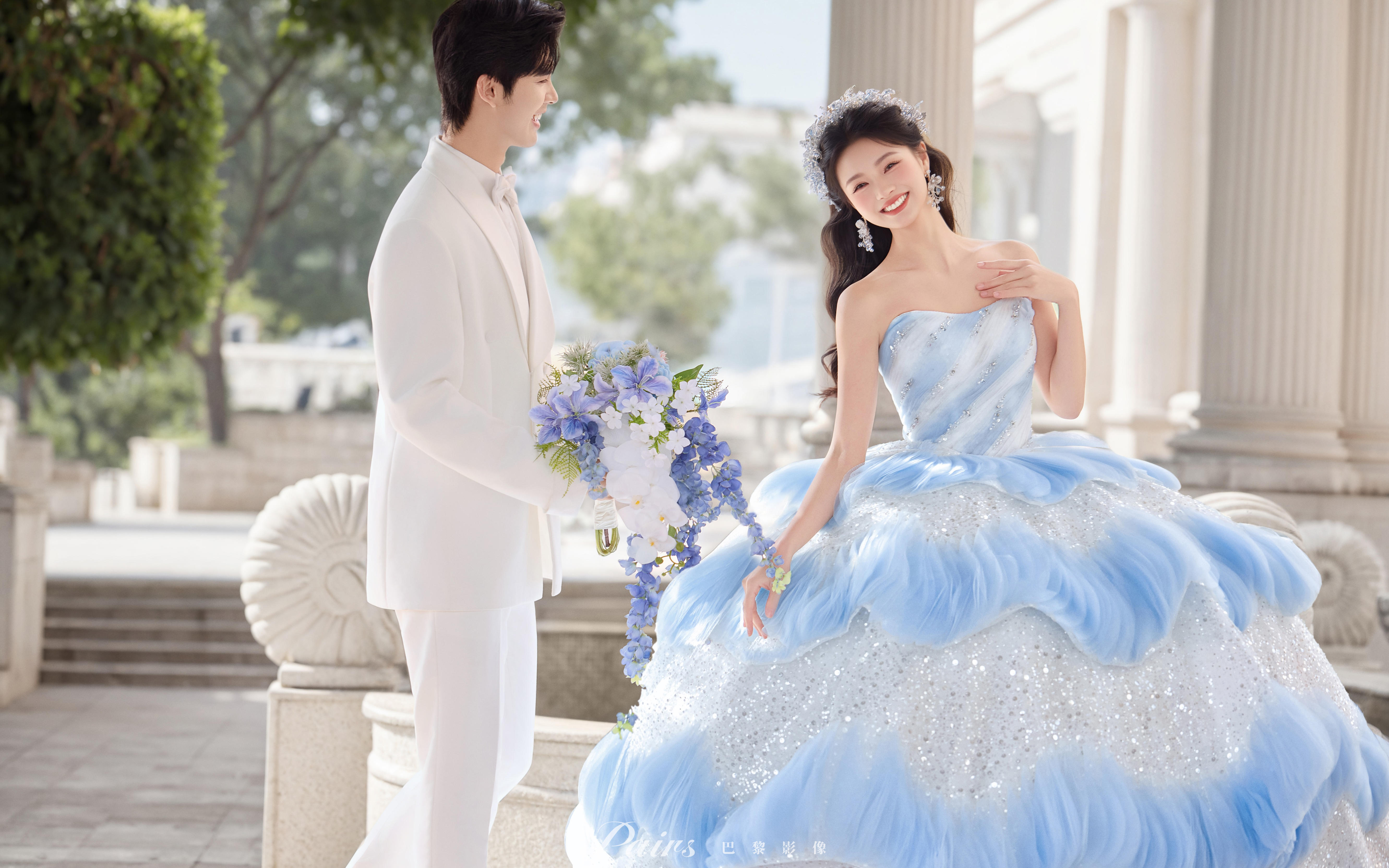 蓝纱街拍新高度💙在法式建筑里旋转跳跃