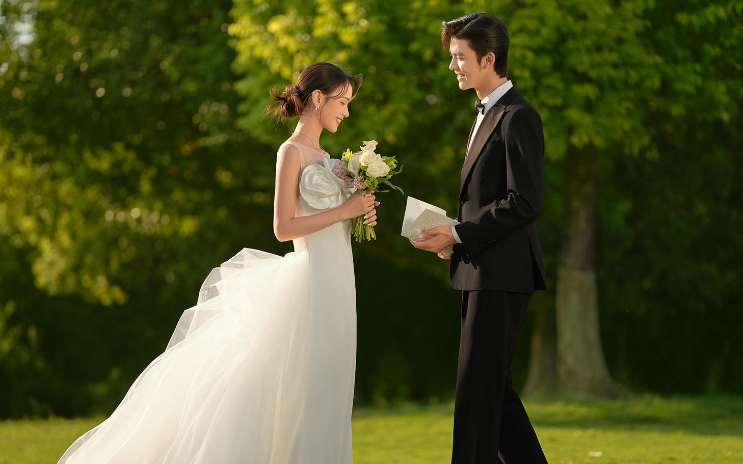 心動(dòng)預(yù)警?草坪森系婚紗照真的美到心坎了