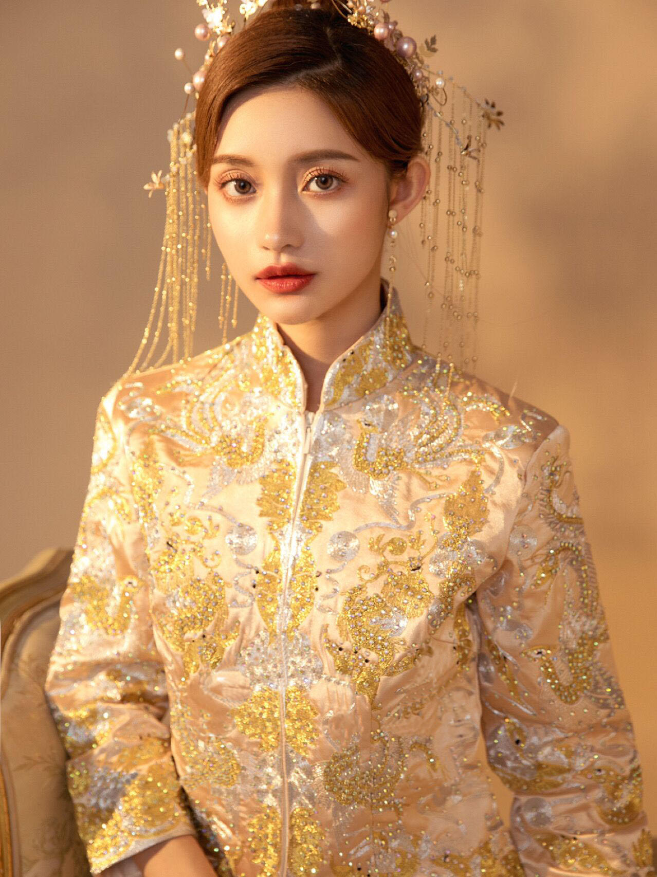 伊嫁婚纱金色刺绣中式秀禾服