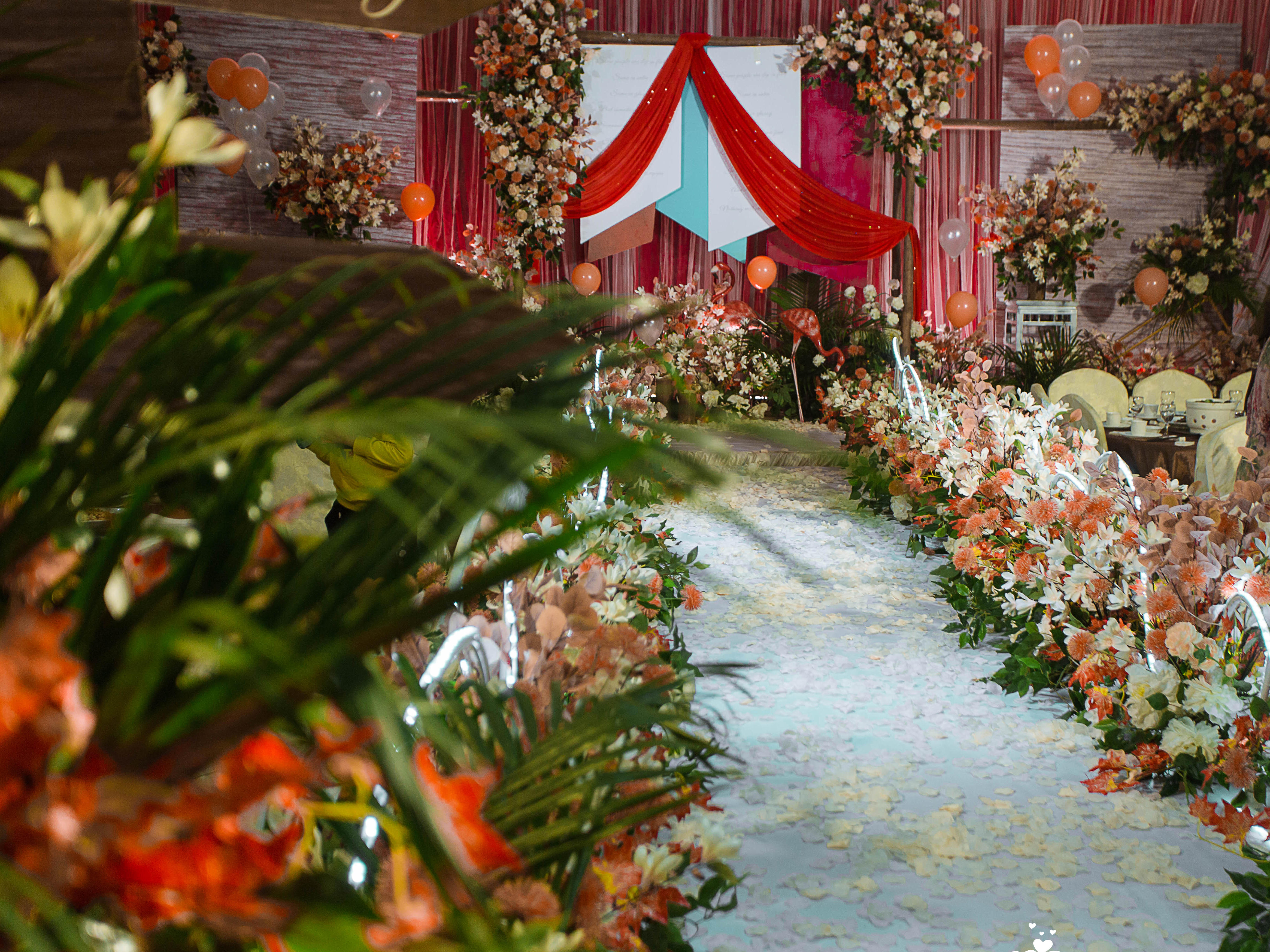 橘色，红色，融入一点撞色。浓浓爱意来袭。