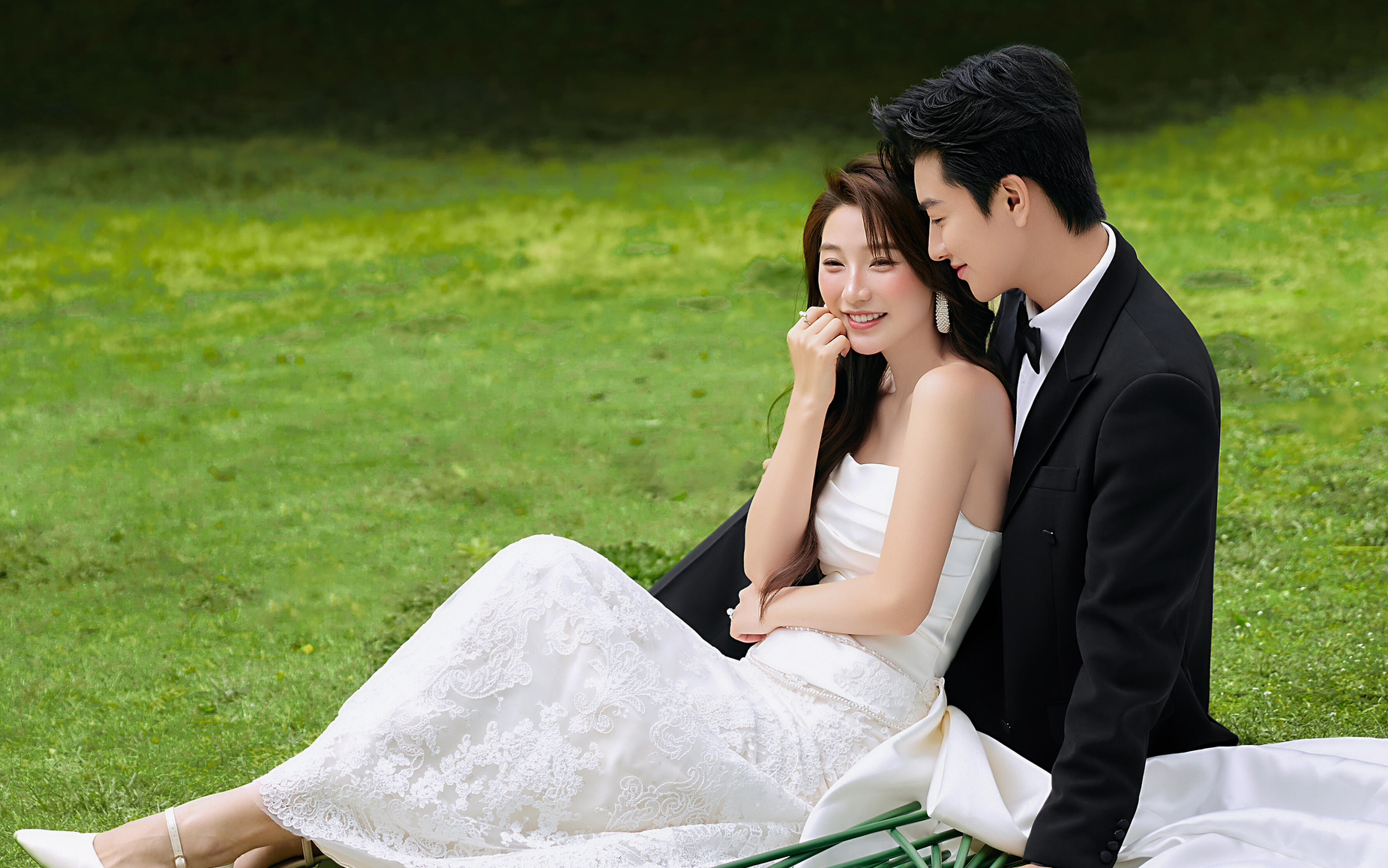 阳光草坪就是天然的滤镜｜森系婚纱照