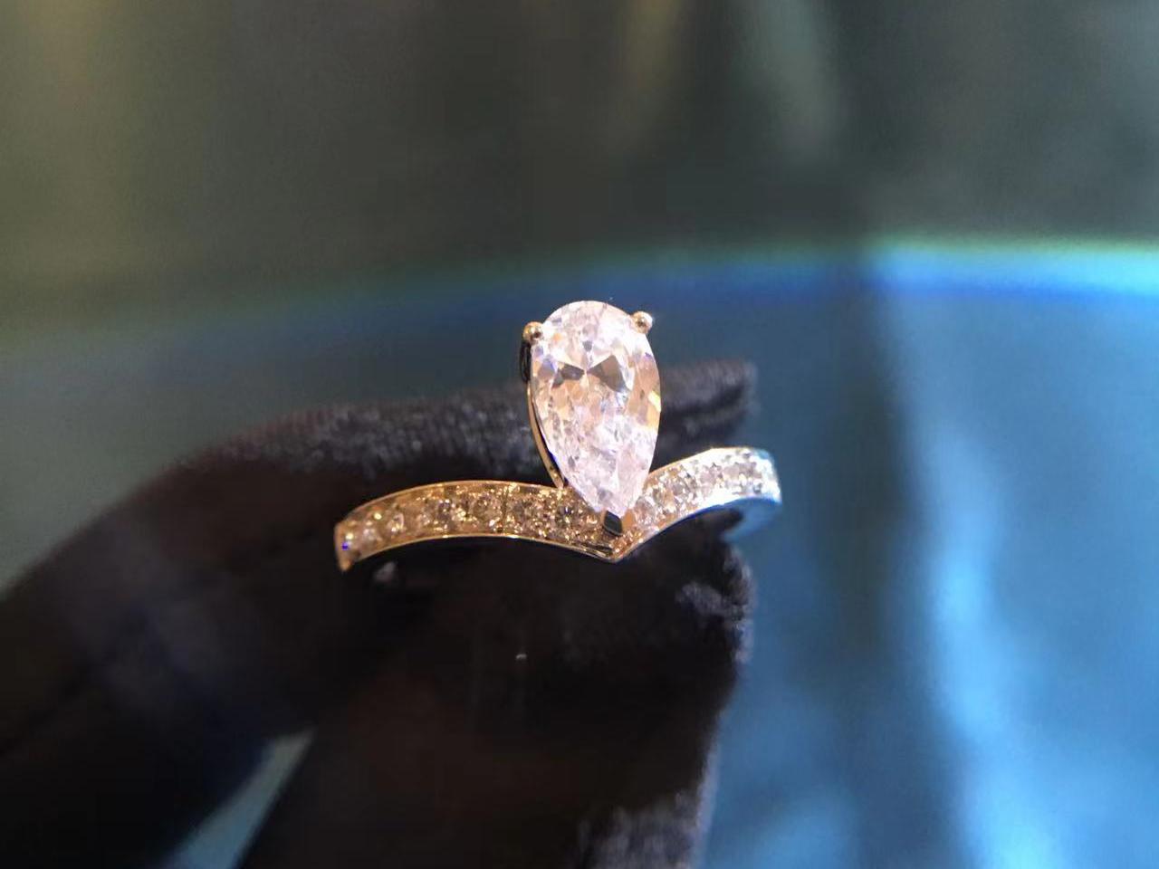 非梵钰禧｜H色时尚百搭18K白金梨形V字水滴异形