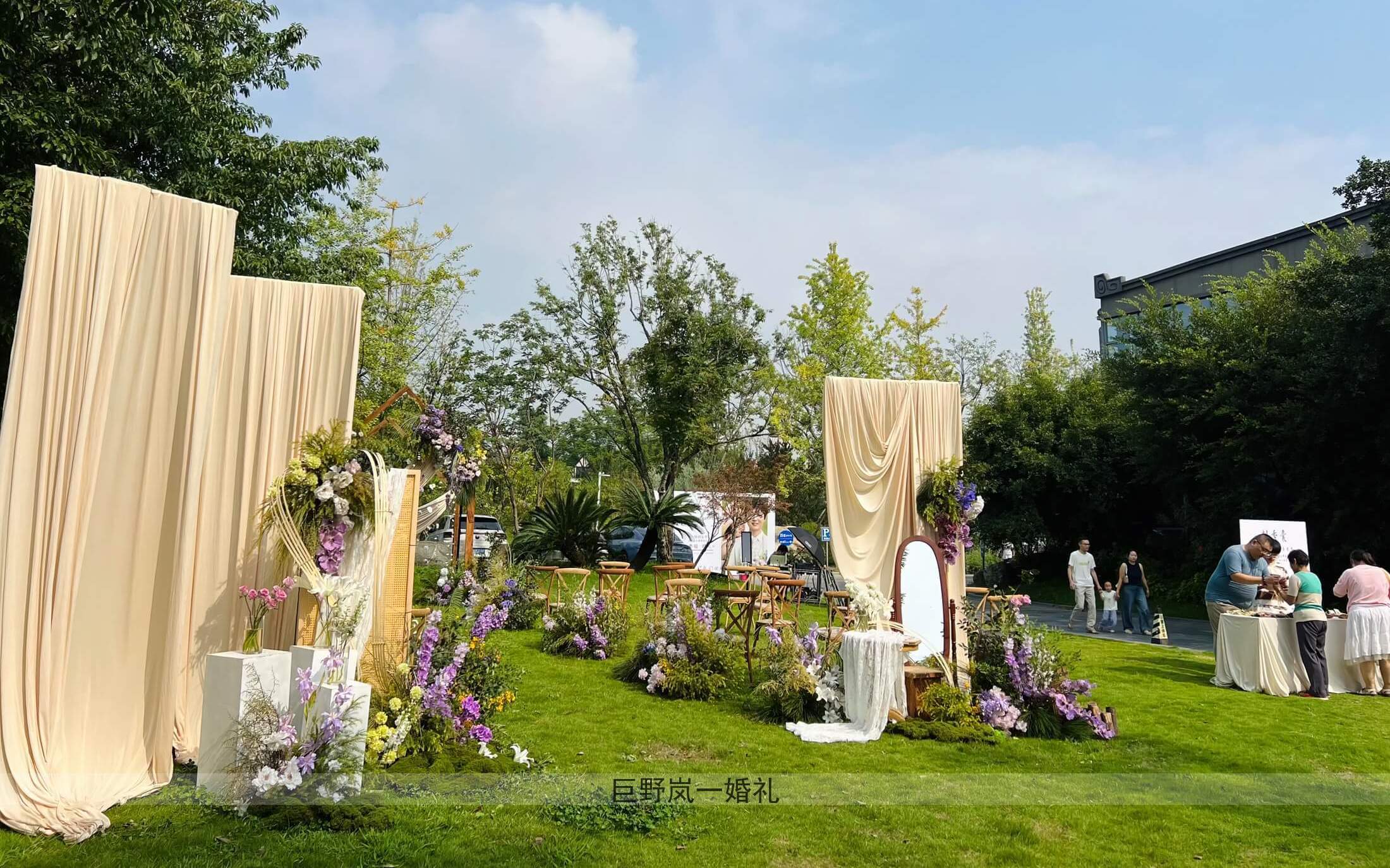 木質(zhì)奶茶色布幔草坪婚禮