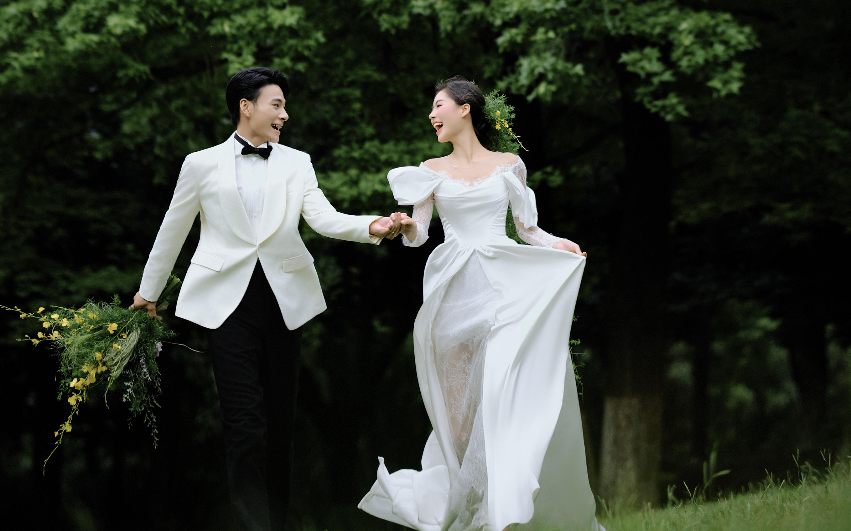 清新草地婚纱照