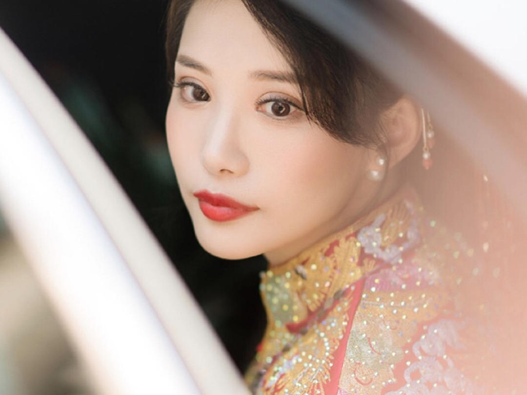 总监化妆师+新娘2-3个妆面造型+伴娘妆2位