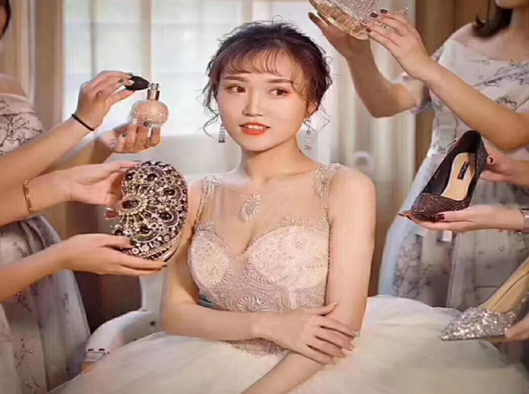 一场接亲+一场摆酒跟妆(送妈妈妆两个或伴娘妆）