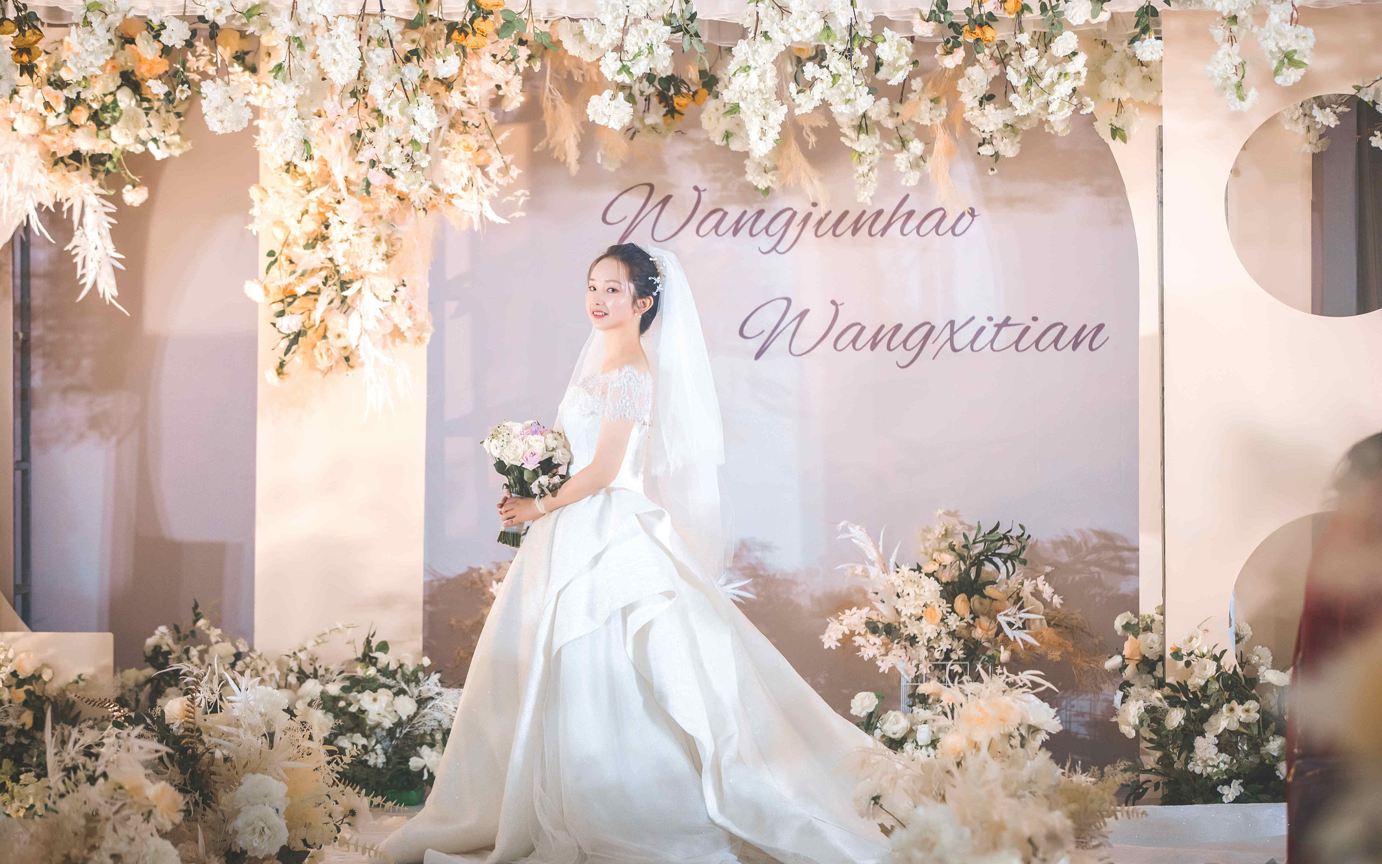 适合场地大的户外白绿清新婚礼