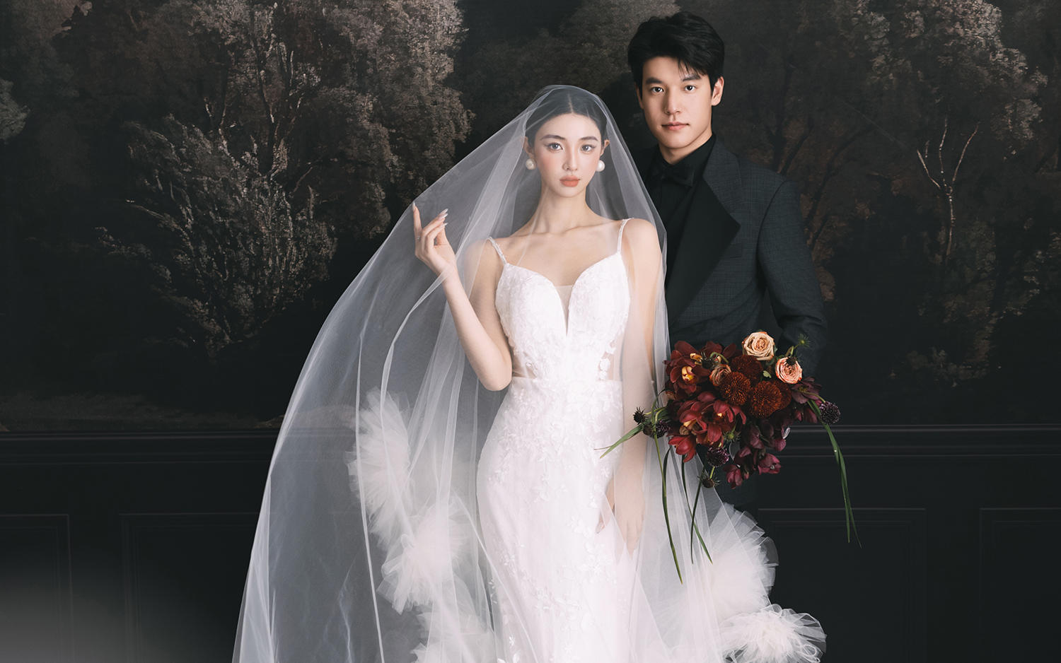 法式復(fù)古氛圍感拉滿的老錢風油畫室內(nèi)婚紗照