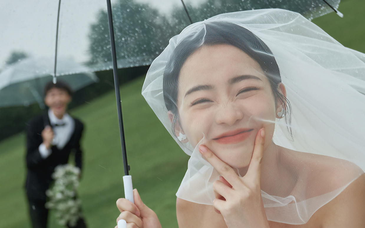 雨天☔️电影感草坪婚纱照美出圈啦~