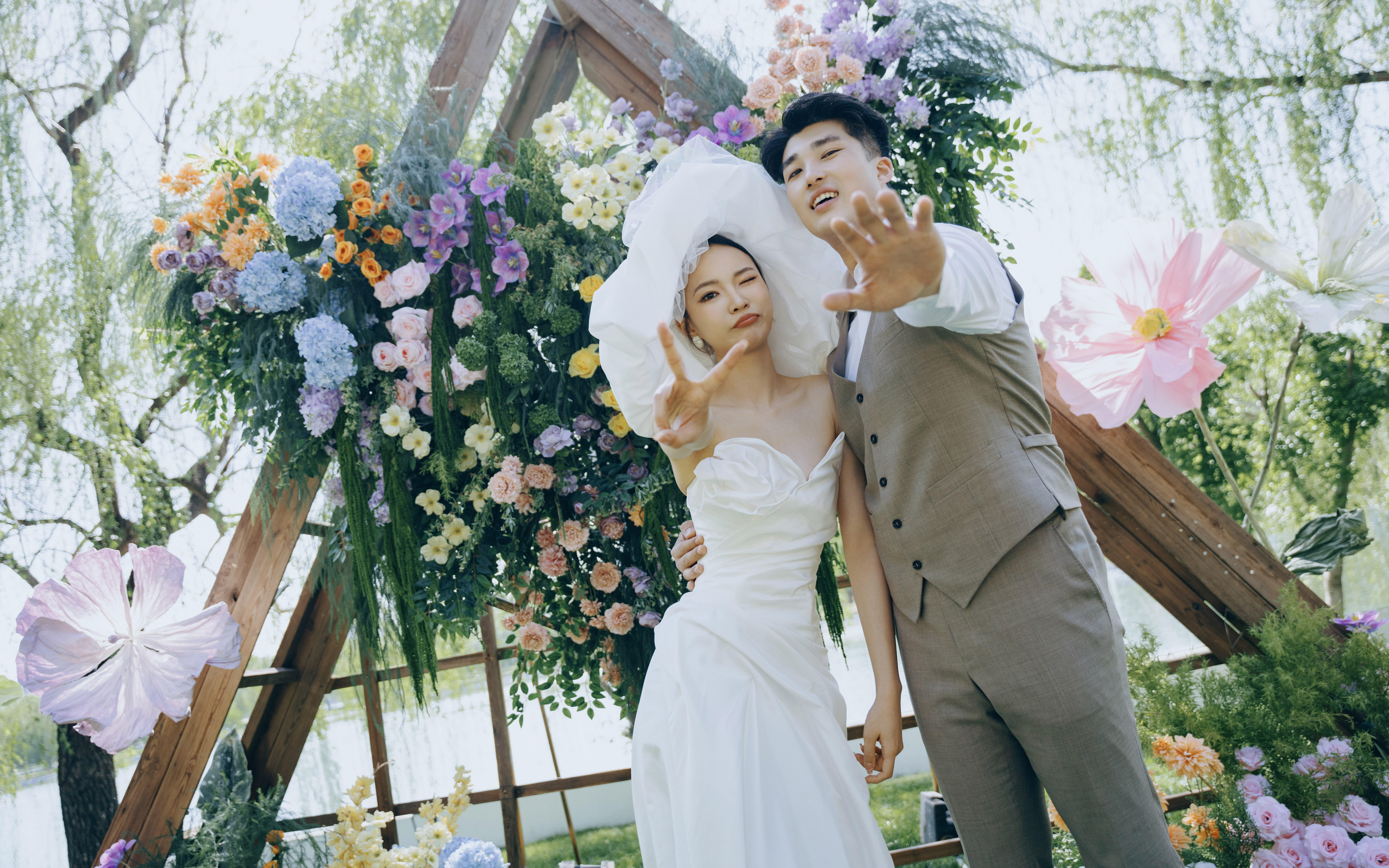 不經(jīng)意的回眸成為無法復(fù)刻的婚禮瞬間 草坪婚禮