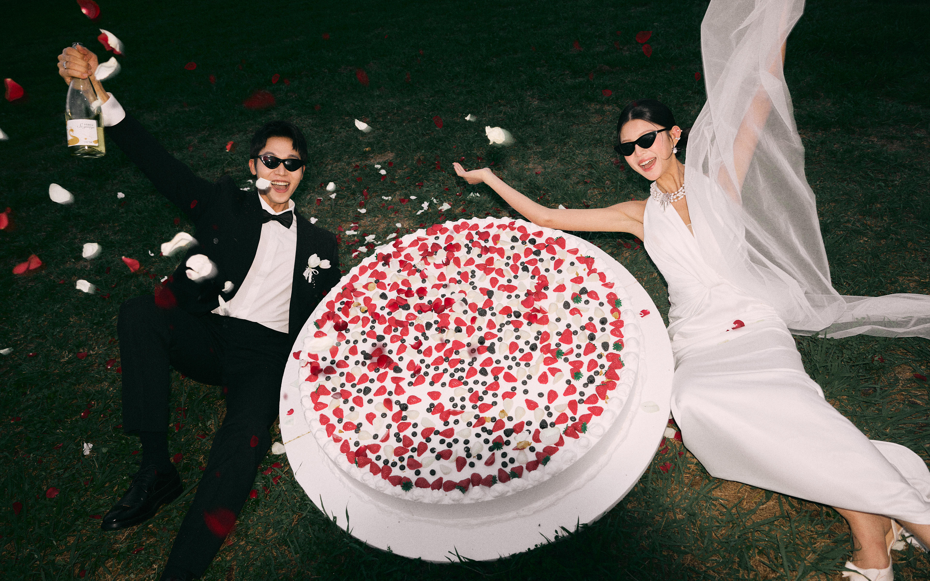 谁能拒绝这样的外景婚纱照呀