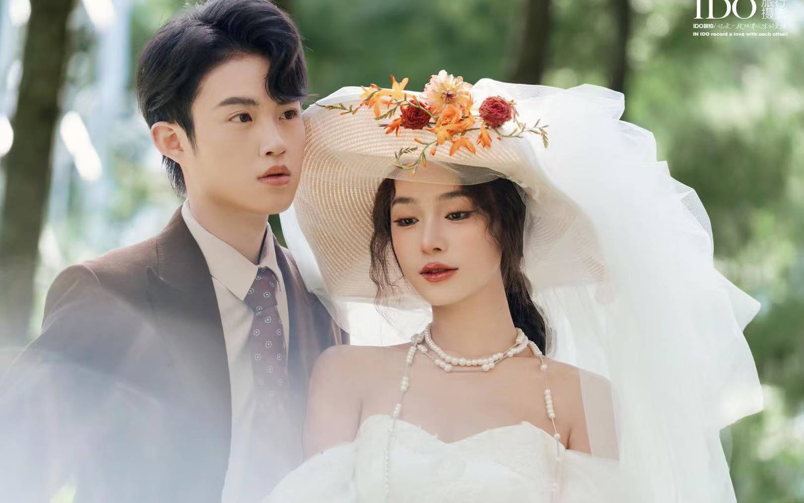 森系婚照·復古禮帽與綠意森林的浪漫婚紗美學