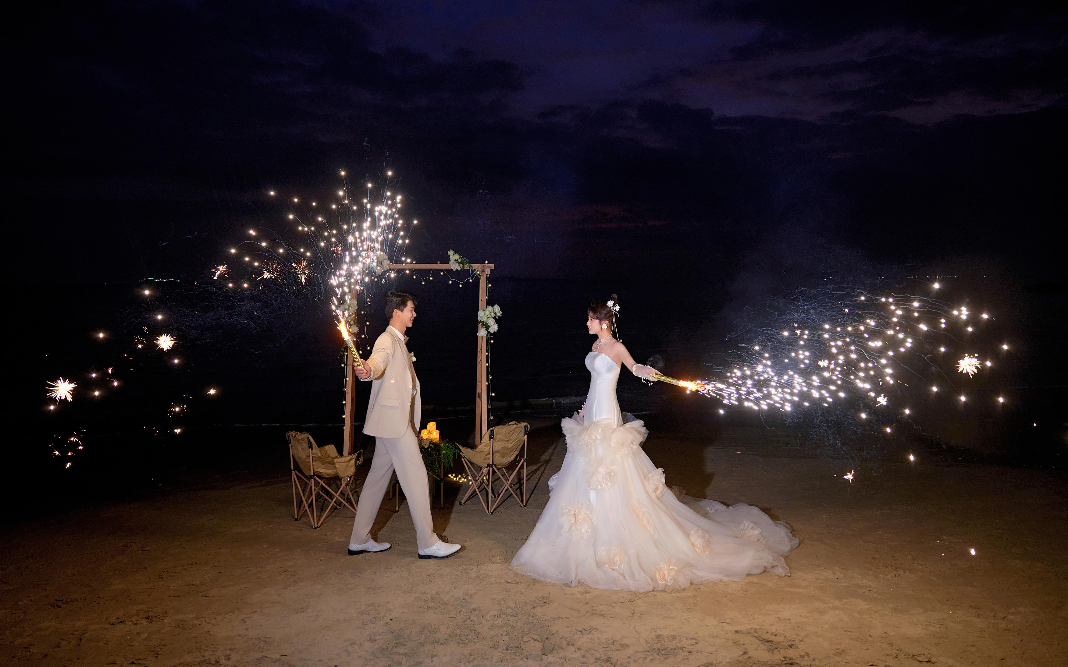 ?? 星星掉進(jìn)浪花里｜三亞夜景婚紗照會(huì)發(fā)光