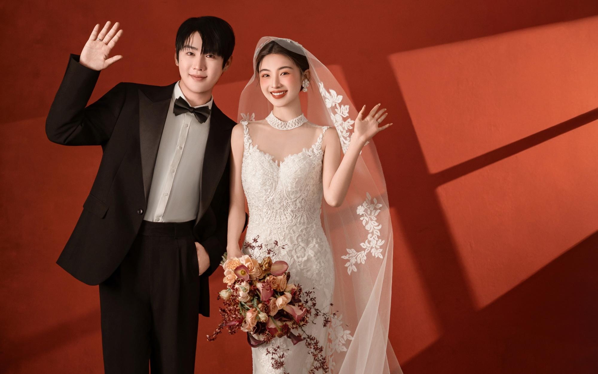 好权威！复古红底光影婚纱照张张封神