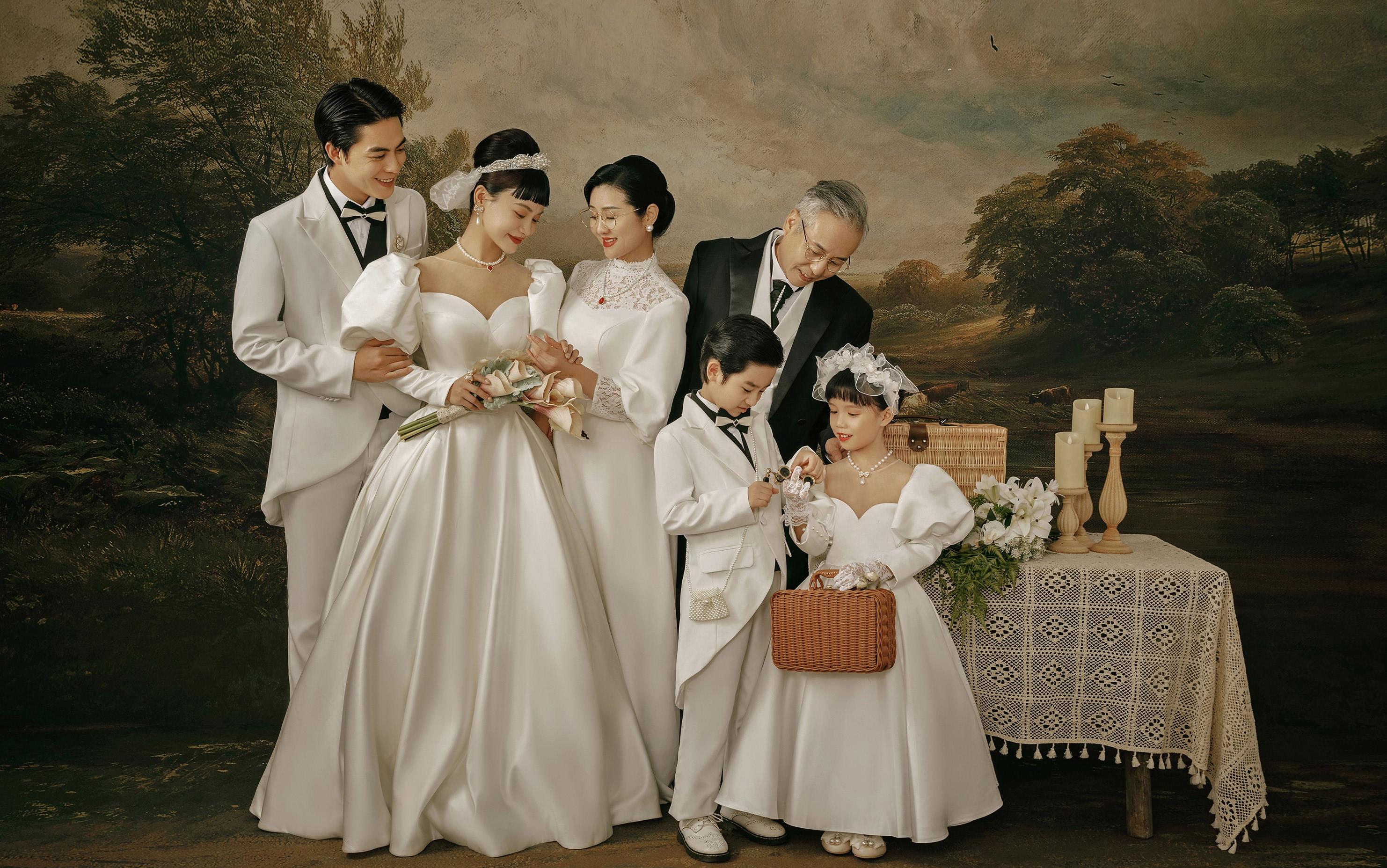 罗门摄影丨法式复古油画家庭婚纱写真