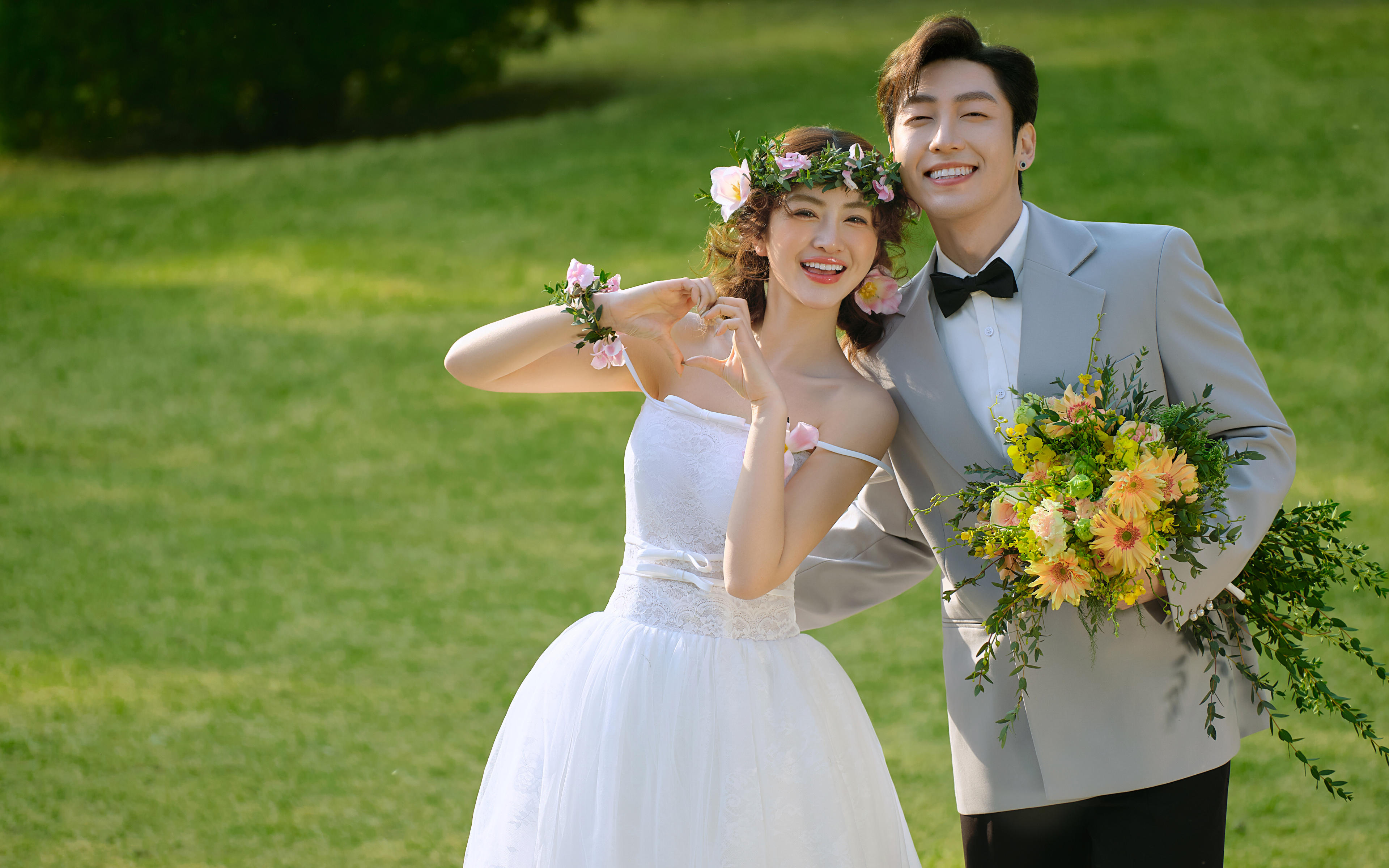 还得是草坪婚纱照  