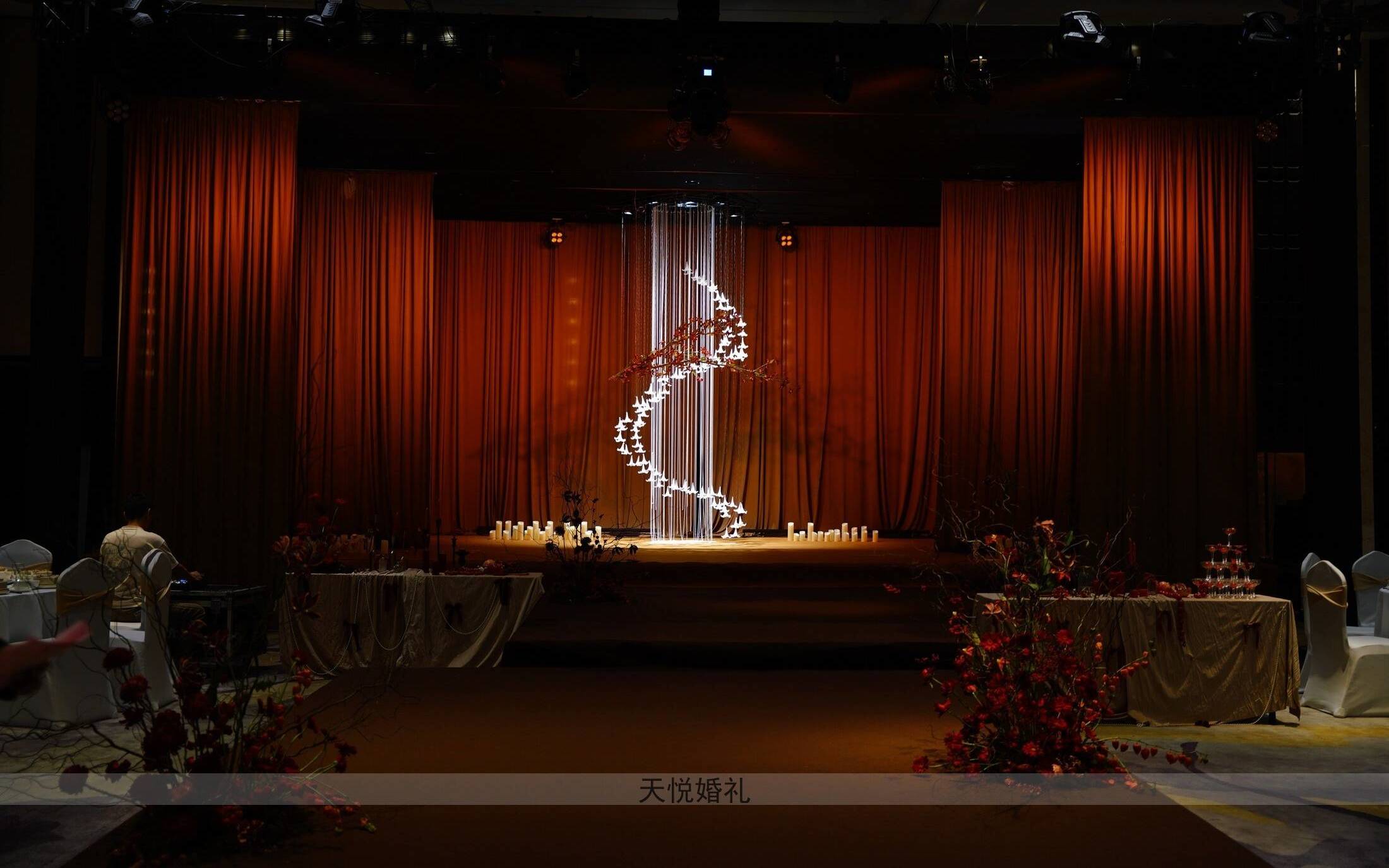 咖色布幔映襯百合，雅致婚禮現(xiàn)場