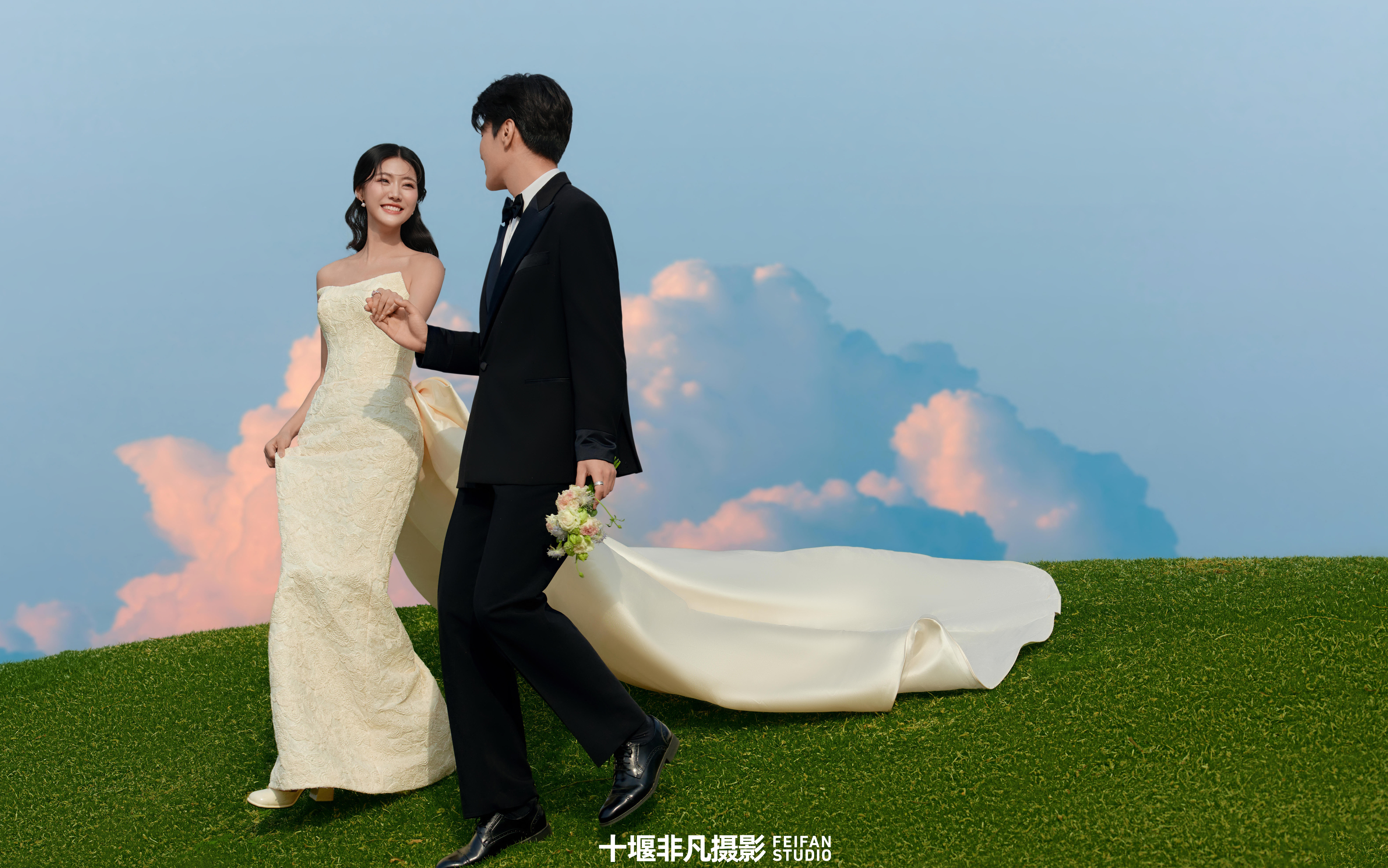 晚霞溫柔 風(fēng)也醉人，浪漫的草坪婚紗照~