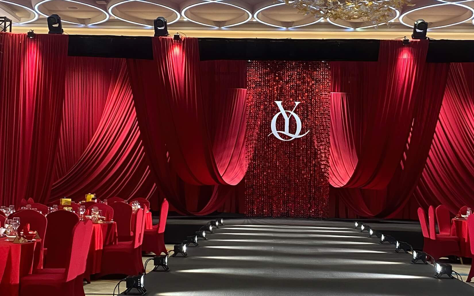 新人超愛(ài)的紅色布幔布置