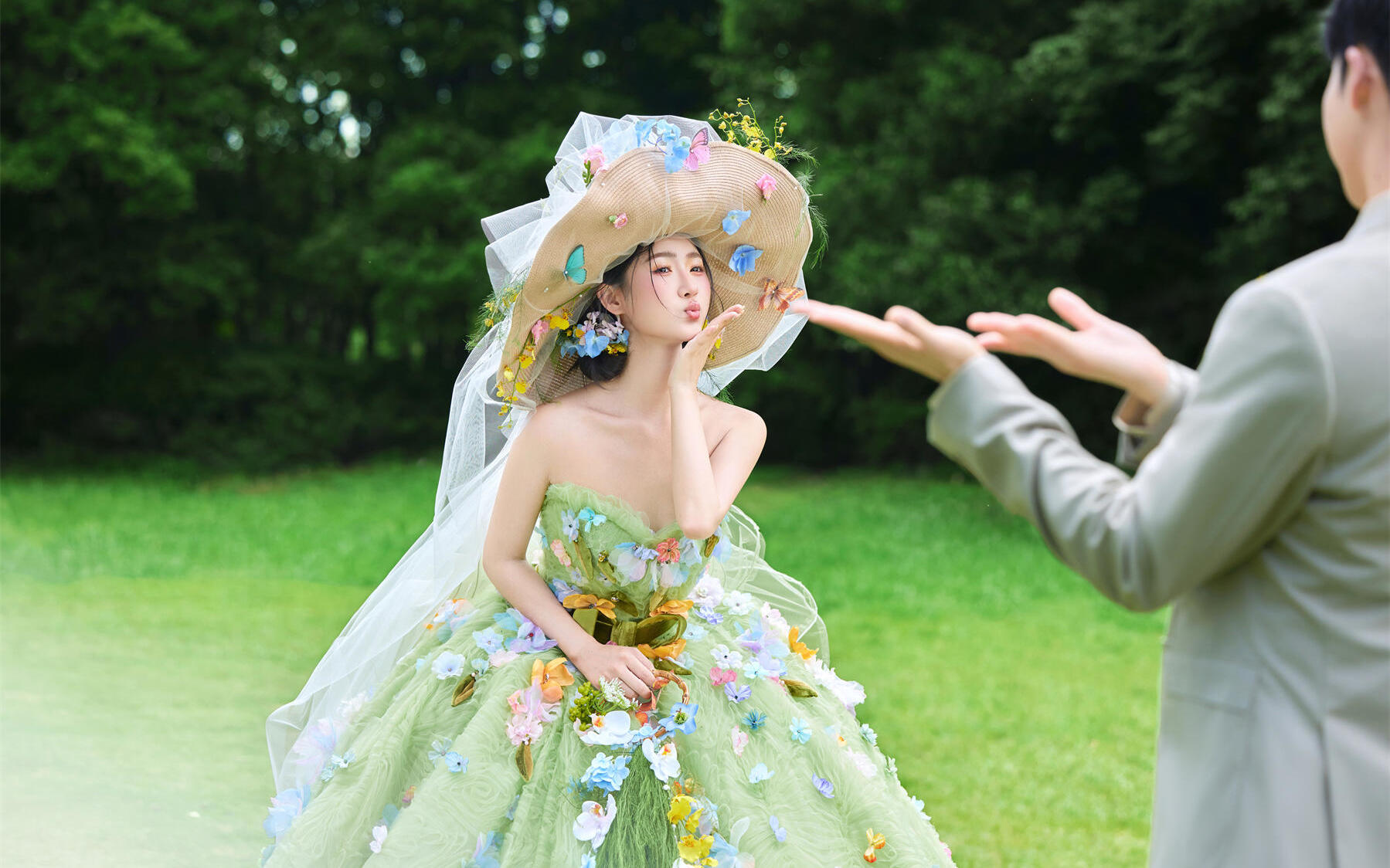 把 “夏日森系童話”穿在身上拍婚紗照