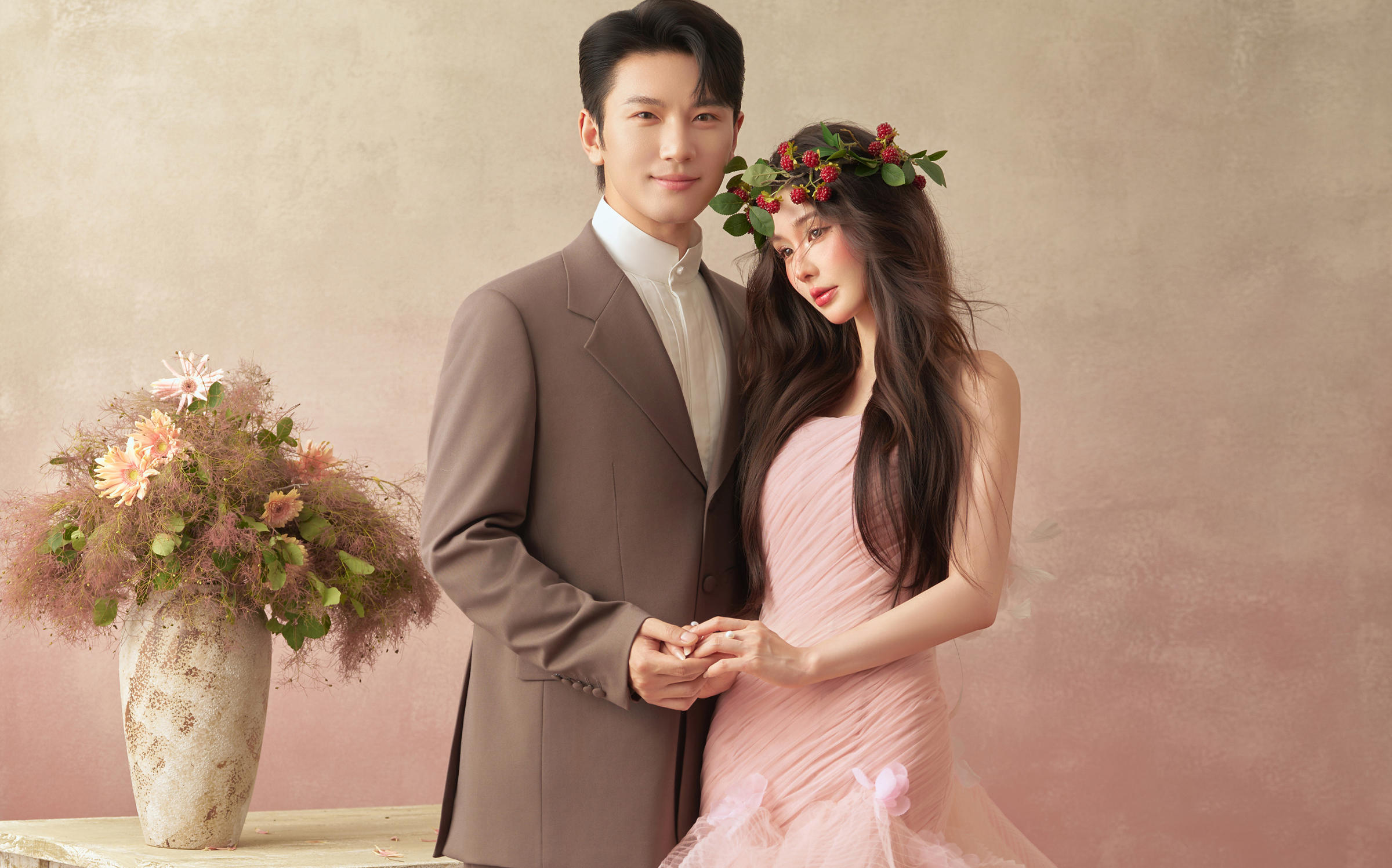 漿果花環(huán)+粉色紗裙，把浪漫揉進溫柔筆觸里