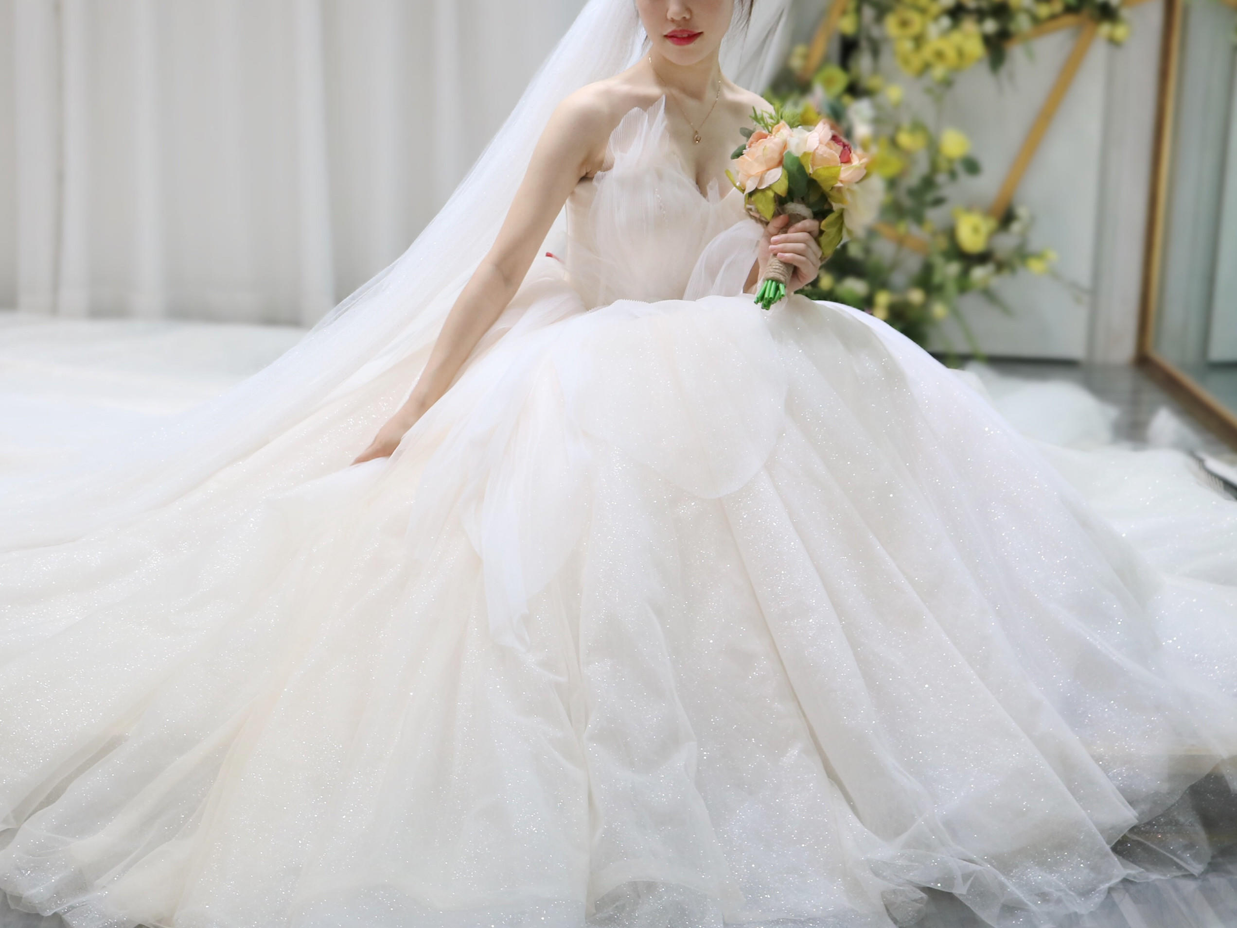 【新年钜惠】设计师品牌婚纱八件套+金牌跟妆