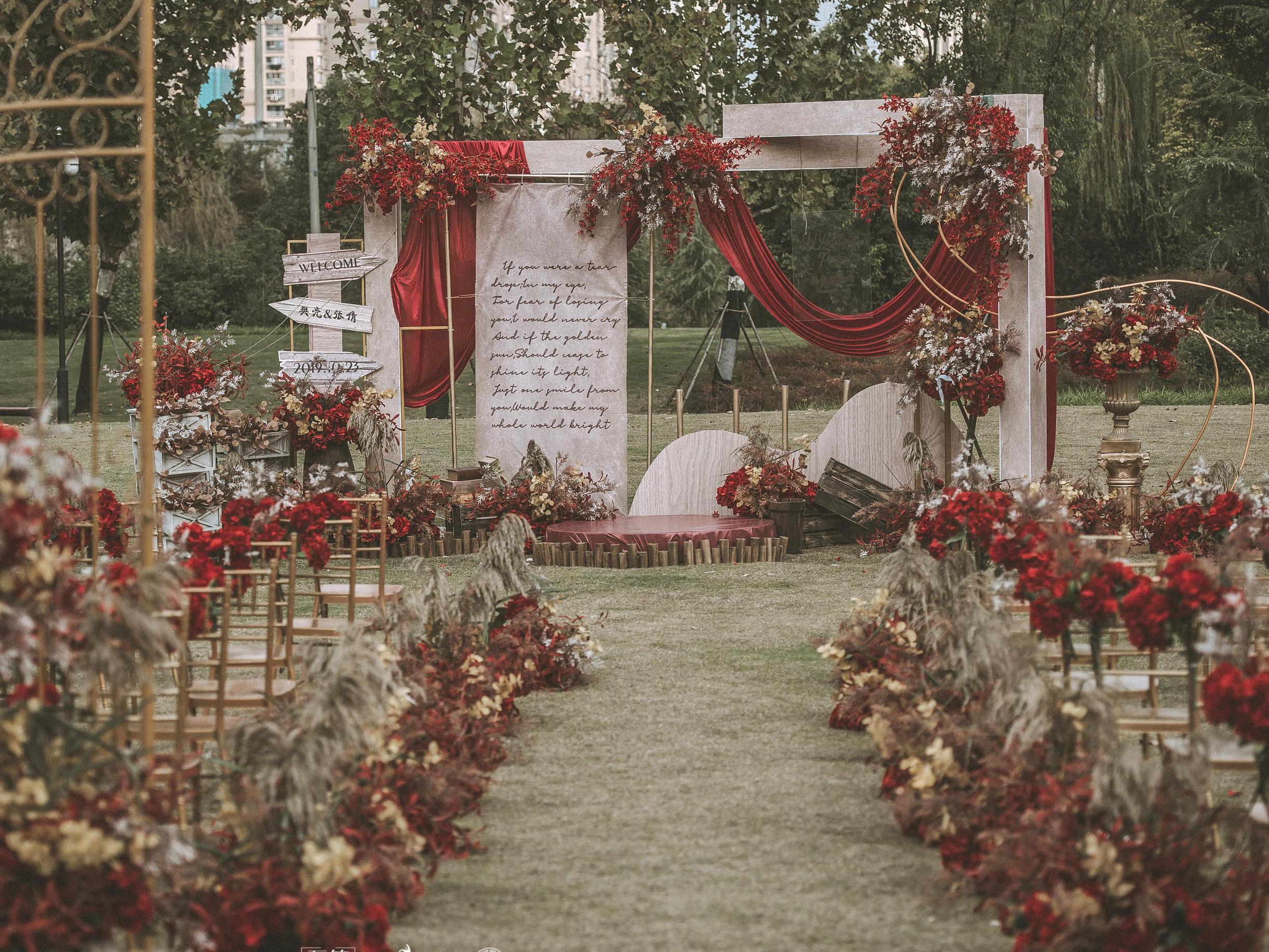 待到春暖花开，我们来办一场仪式感十足的户外婚礼。