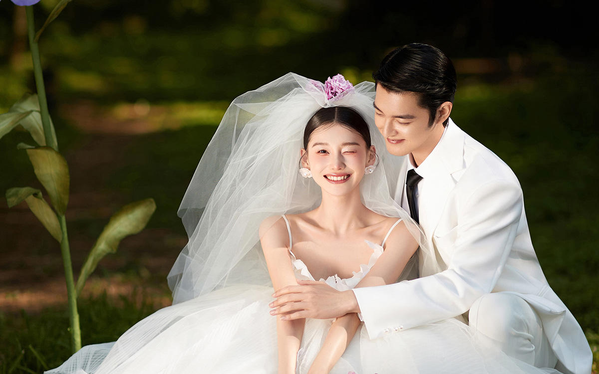 清新甜美是00后超愛的鮮花草坪婚紗照風格