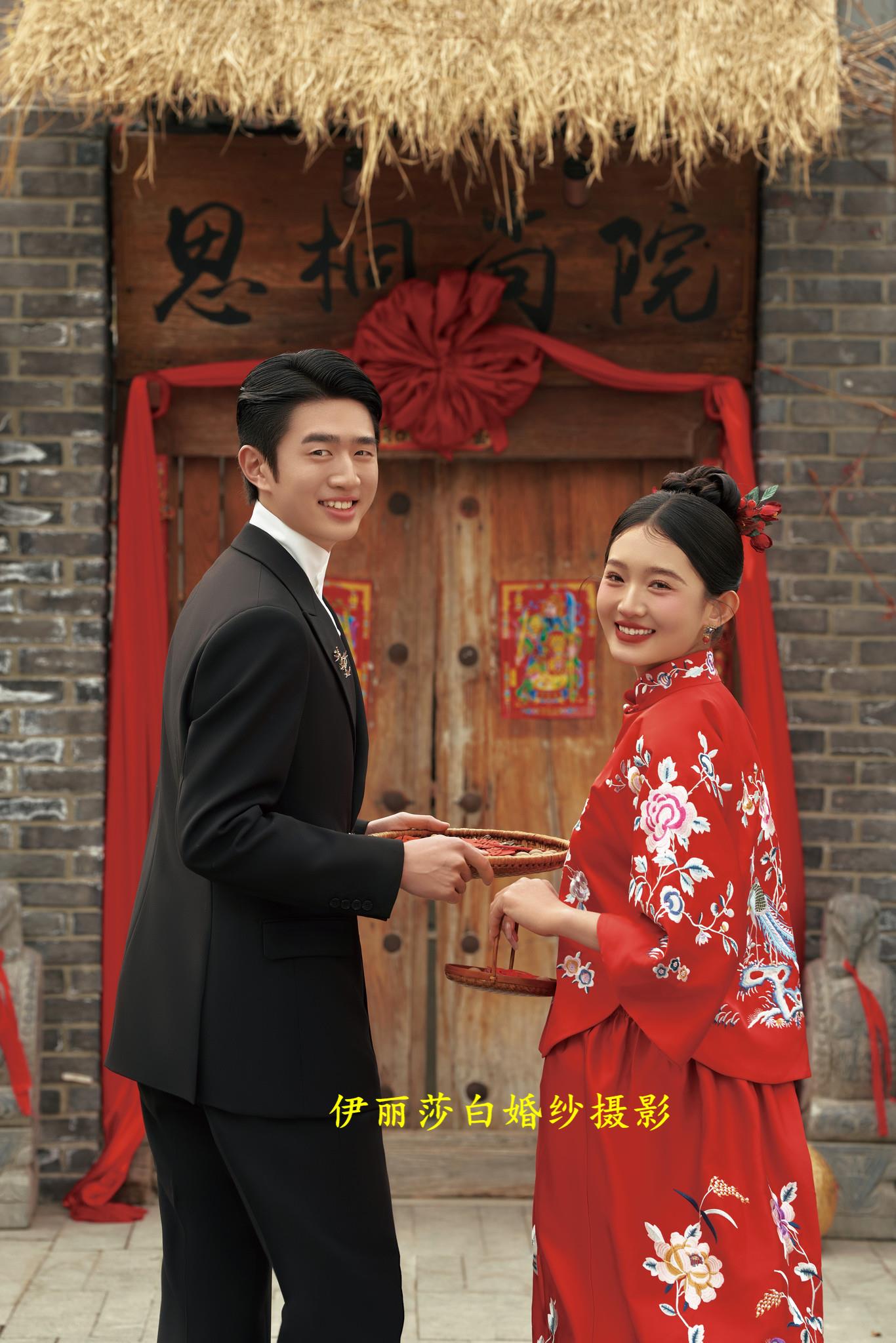 拍婚纱照3888套餐有跟妆+秀和+礼服 4699