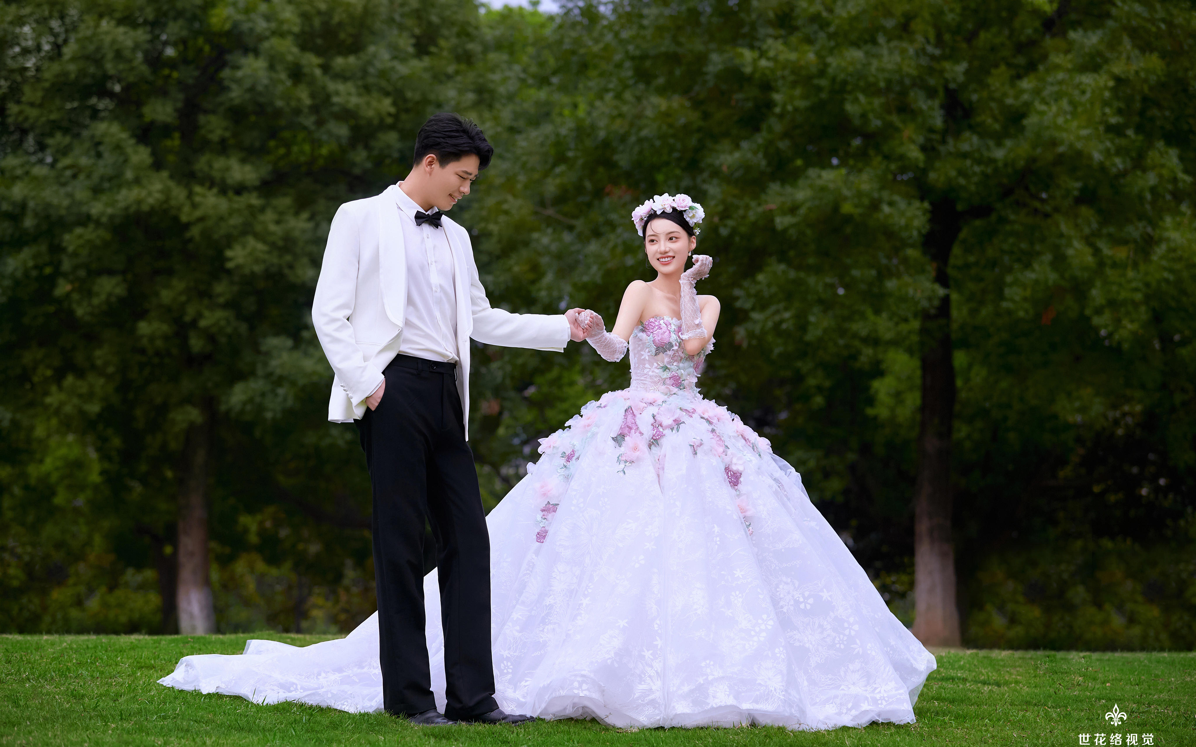 还得是草坪婚纱照✔总是会反复心动呀