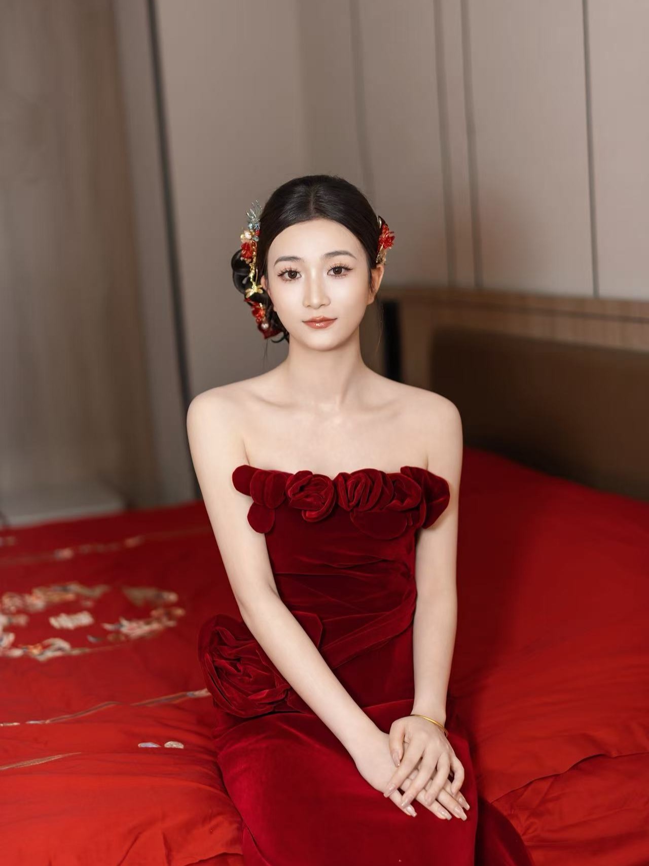 红色系类显大气妆造